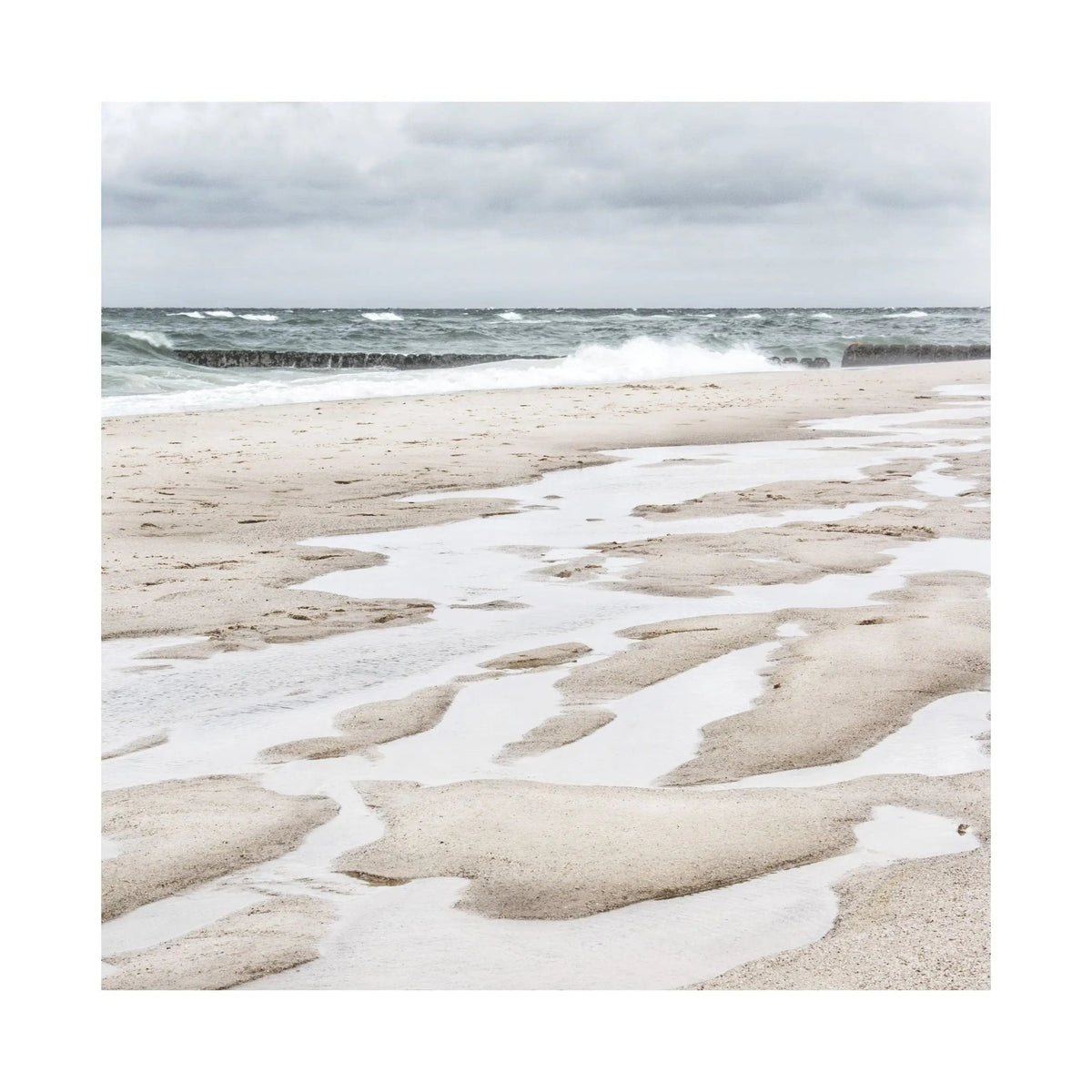 Schwarz-weiß Poster "Strand" von Cosman-Photocollection, 40x40 cm, mit weißem Rand, zeigt eine Strandlandschaft auf Sylt.