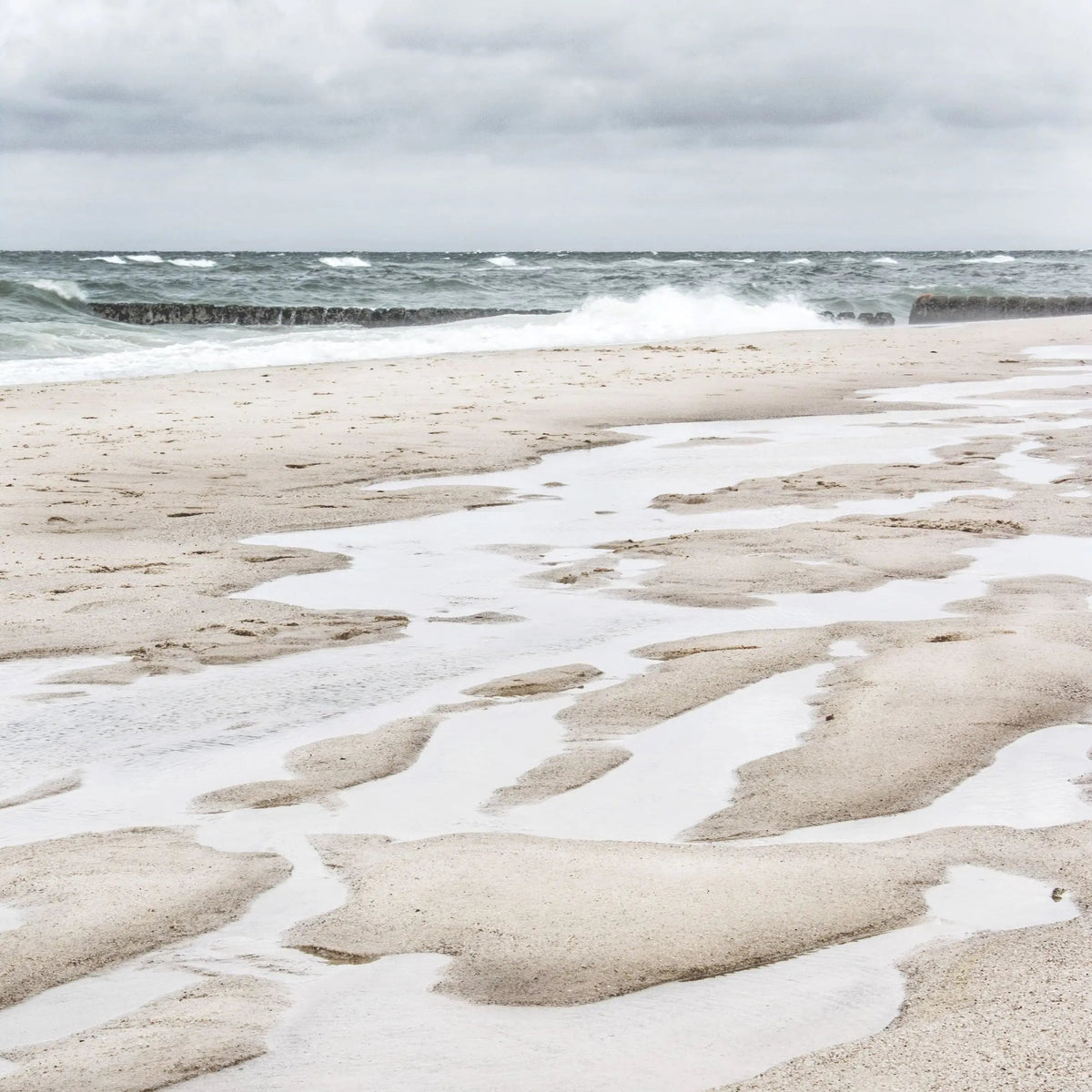 Schwarzweiß-Poster "Strand" von Cosman-Photocollection, 40x40cm, mit weißem Rand, zeigt eine Strandaufnahme von Sylt.