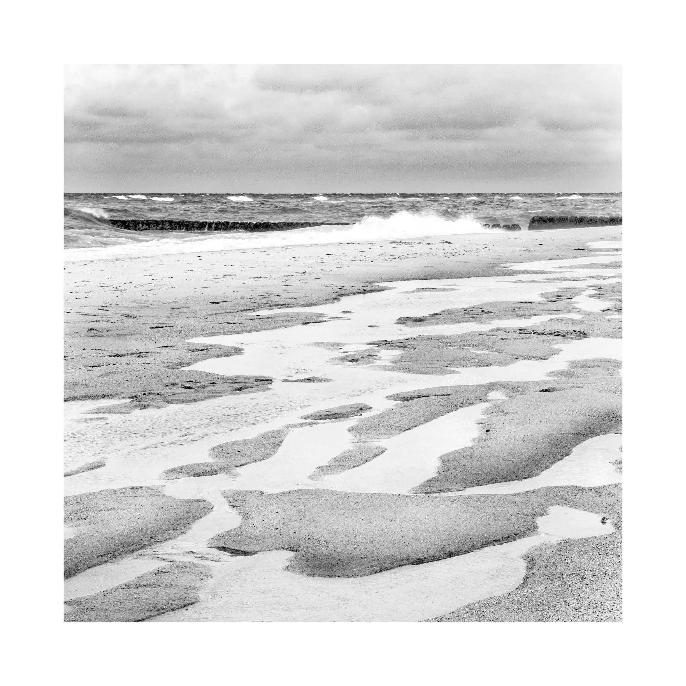 Schwarz-weiß Poster "Strand" von Cosman-Photocollection, 40x40cm, mit weißem Rand, zeigt eine Strandaufnahme von Sylt.