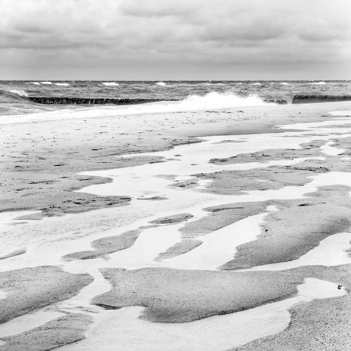Schwarz-weiß Poster "Strand" von Cosman-Photocollection, 40x40cm, mit weißem Rand, zeigt eine Strand-Szene auf Sylt.