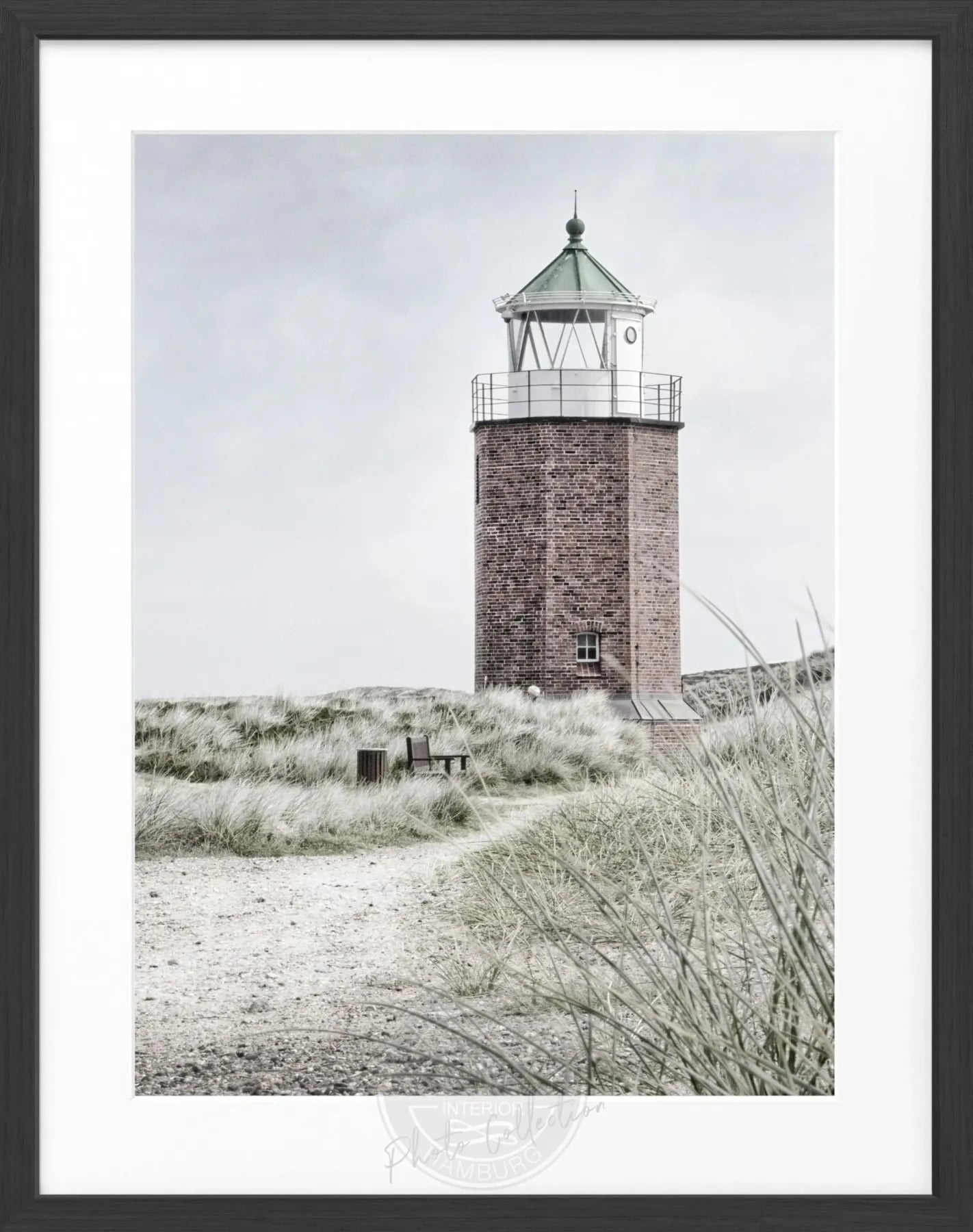 Schwarz-weiß Poster mit Rahmen, Sylt Leuchtturm ’Rotes Kliff’, von Cosman-Photocollection, Größe 25x31cm.