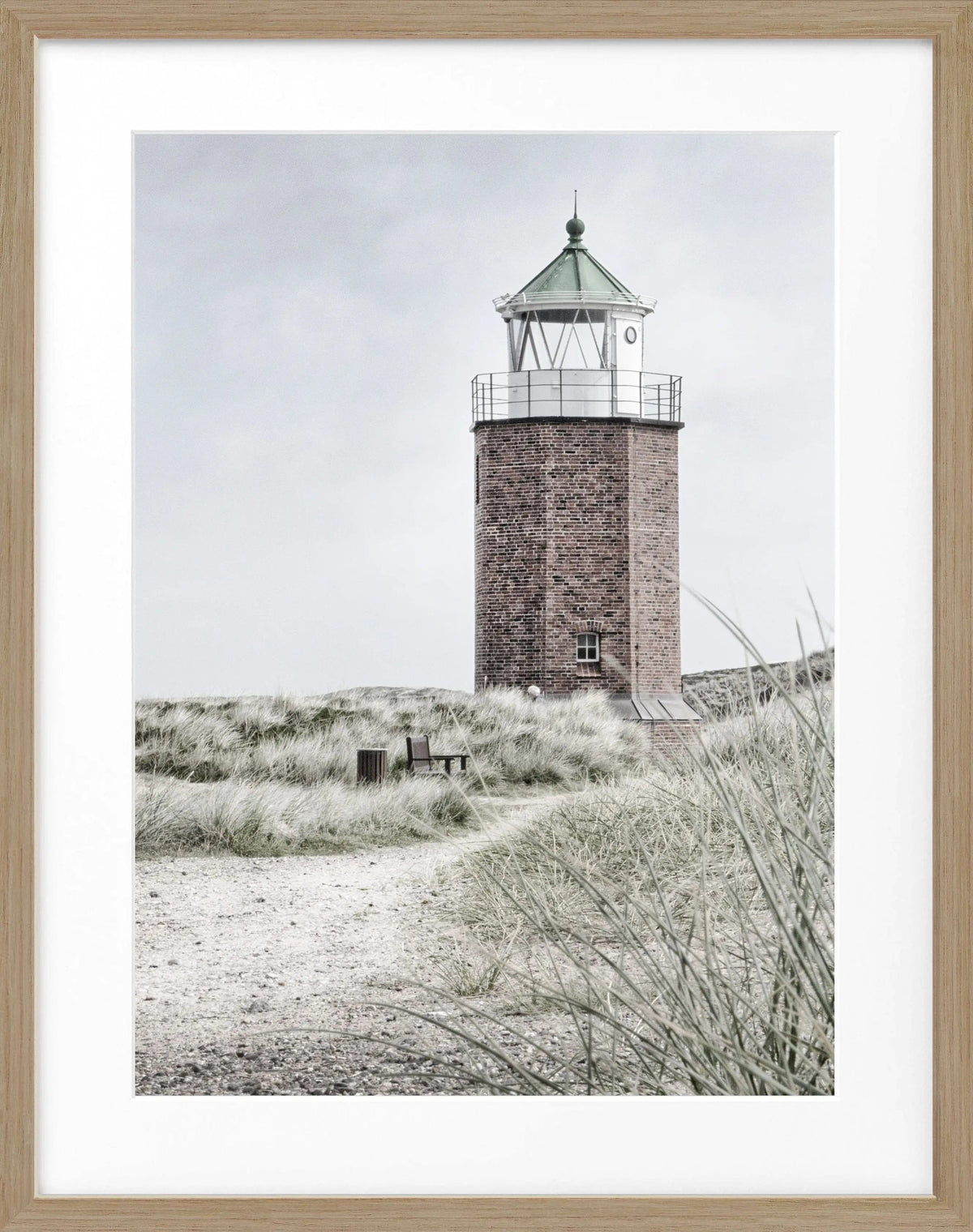 Schwarz-weiß Poster mit Rahmen von Cosman-Photocollection, Sylt Leuchtturm ’Rotes Kliff’, 25x31 cm, dekoratives Strandmotiv