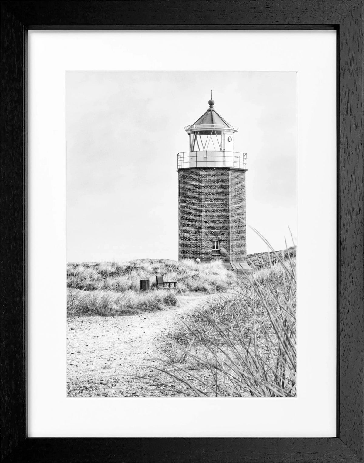 Schwarz-weiß Poster mit Rahmen, zeigt den Leuchtturm am roten Kliff auf Sylt, von Cosman-Photocollection, Maße 25x31 cm