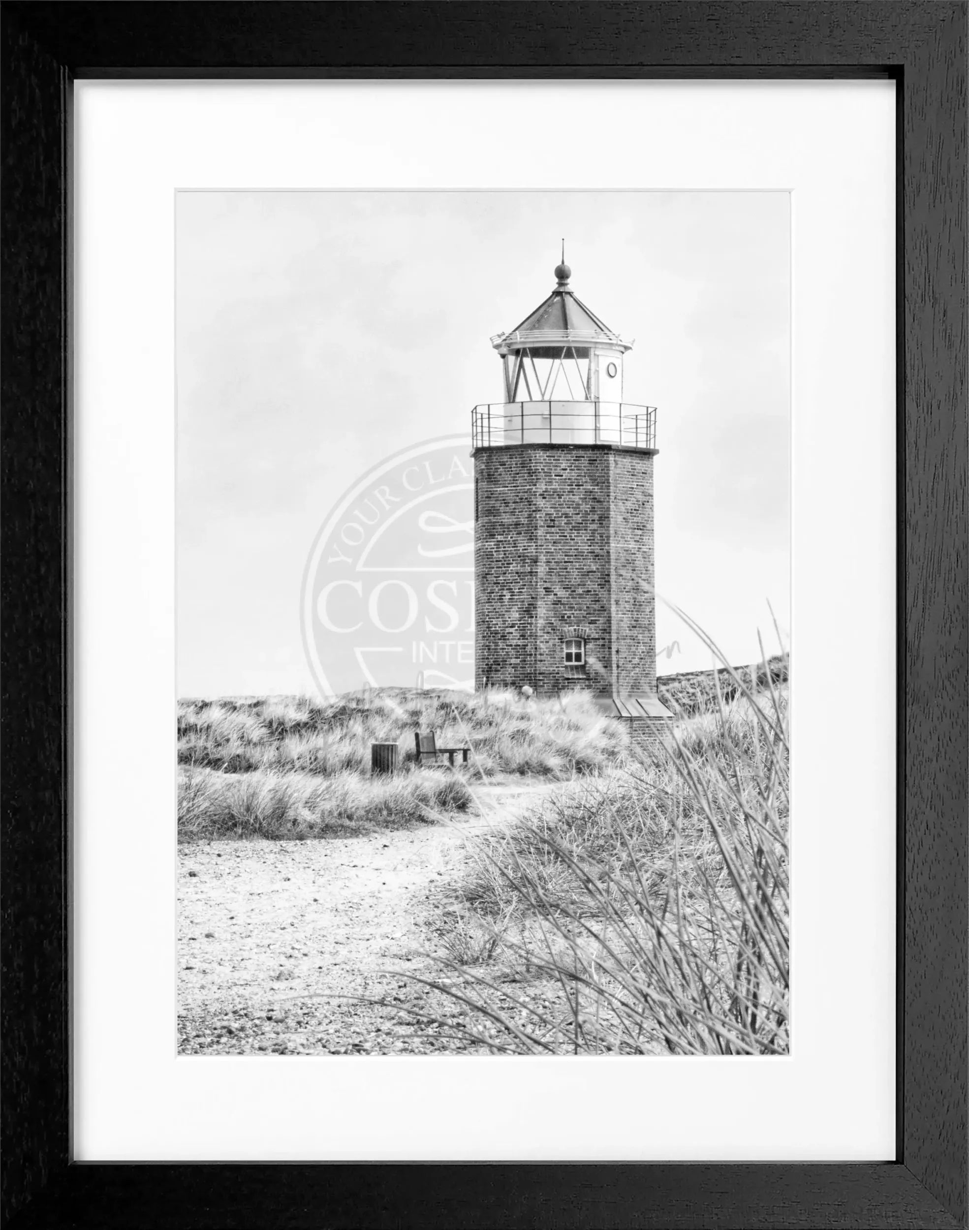 Schwarz-weiß Poster mit Rahmen, zeigt den Leuchtturm am roten Kliff auf Sylt, von Cosman-Photocollection, Maße 25x31 cm
