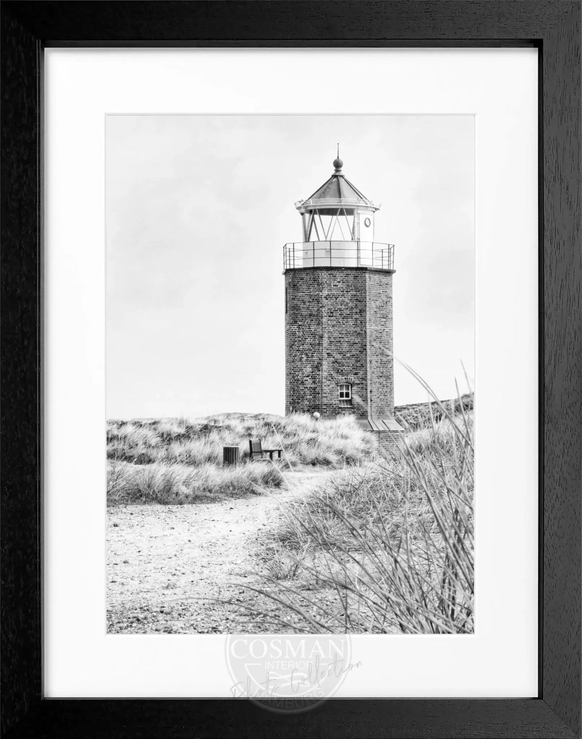 Schwarz-weiß Poster mit Rahmen, zeigt den Leuchtturm am roten Kliff auf Sylt, von Cosman-Photocollection, Maße 25x31 cm