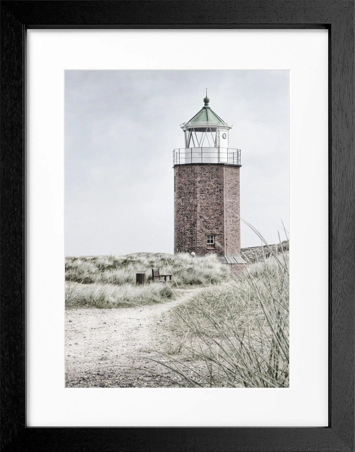 Schwarz-weiß Poster mit Rahmen, zeigt den Leuchtturm am Roten Kliff auf Sylt, von Cosman-Photocollection, 25x31 cm.