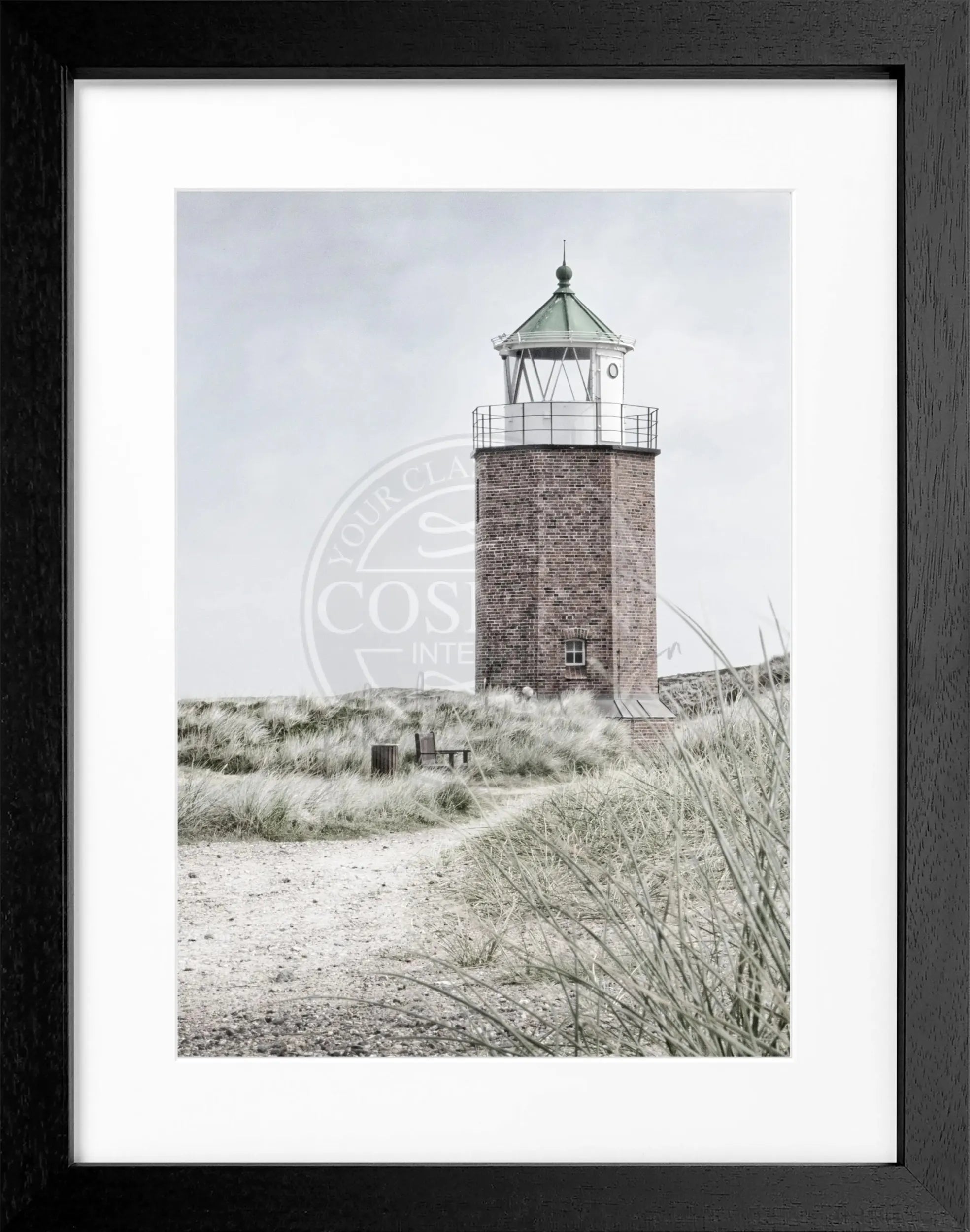 Schwarz-weiß Poster mit Rahmen, zeigt den Leuchtturm am Roten Kliff auf Sylt, von Cosman-Photocollection, 25x31 cm.