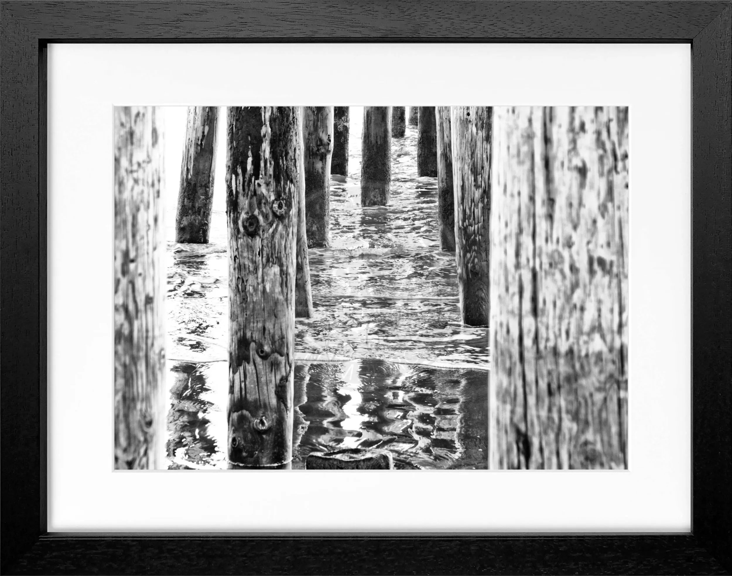 Schwarz-weiß Poster mit Rahmen von Kalifornien ’Pier’ von Cosman-Photocollection, 31x25 cm, kunstvolle Meeres- und Pier-Motiv