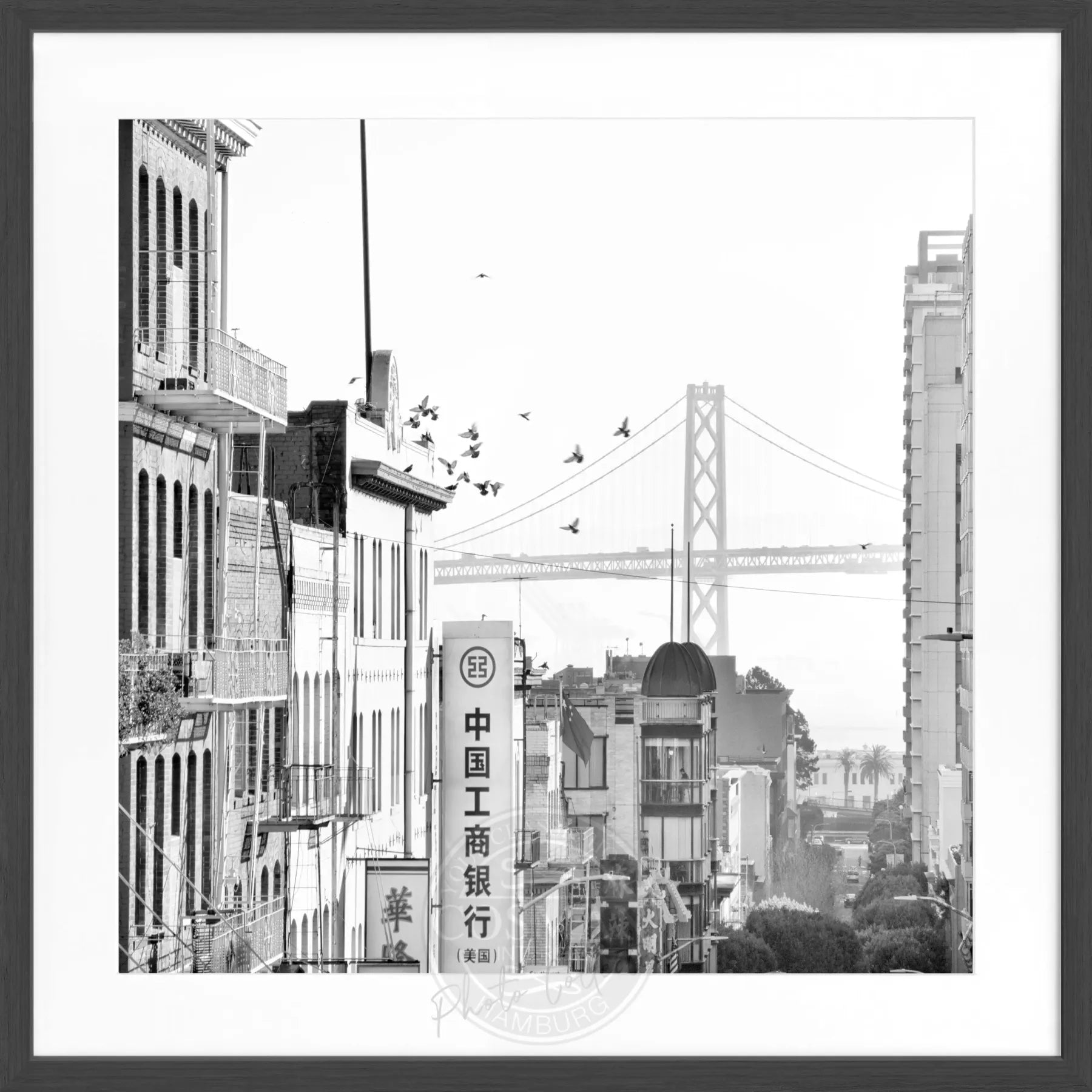 Schwarz-weiß Poster mit Rahmen von Cosman-Photocollection, Bay Bridge San Francisco, quadratisch 55x55cm, urbane Fotografie