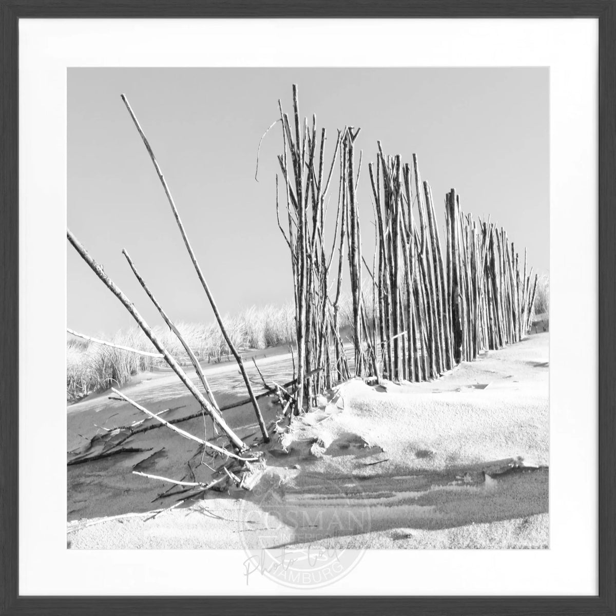 Schwarz-weiß Poster mit Rahmen ’Beach’ von Cosman-Photocollection, Motiv von Sylt in quadratischem Format, 55x55cm
