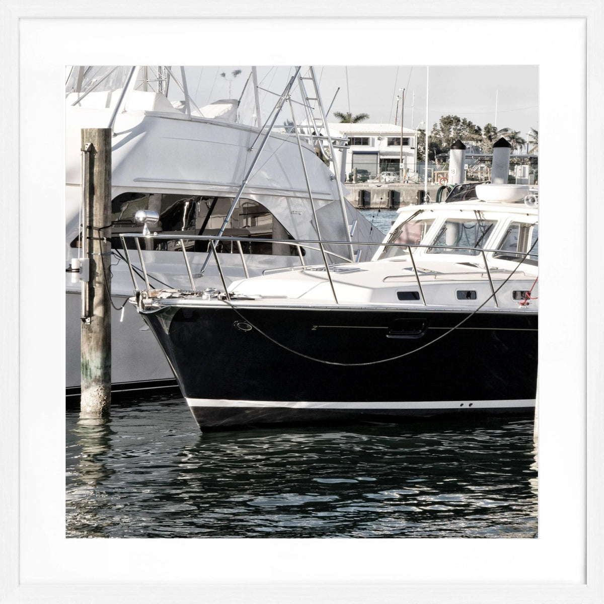 Schwarz-weiß Poster mit Rahmen von Cosman-Photocollection, Motiv eines Bootes in Florida Key West, quadratisch 55x55cm