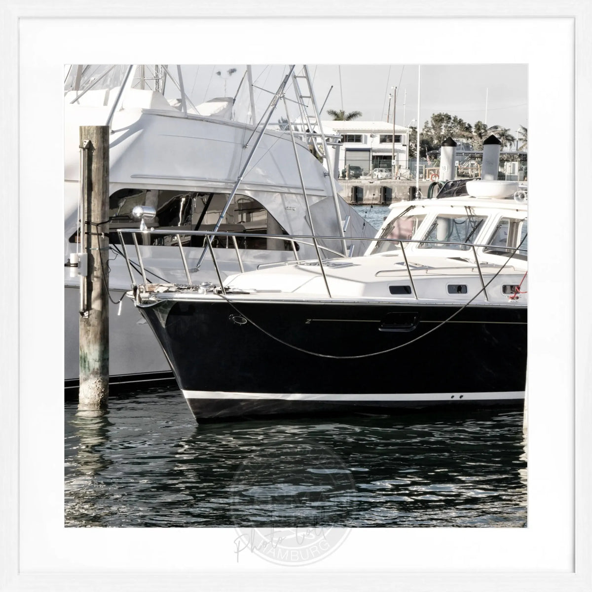 Schwarz-weiß Poster mit Rahmen von Cosman-Photocollection, Motiv eines Bootes in Florida Key West, quadratisch 55x55cm