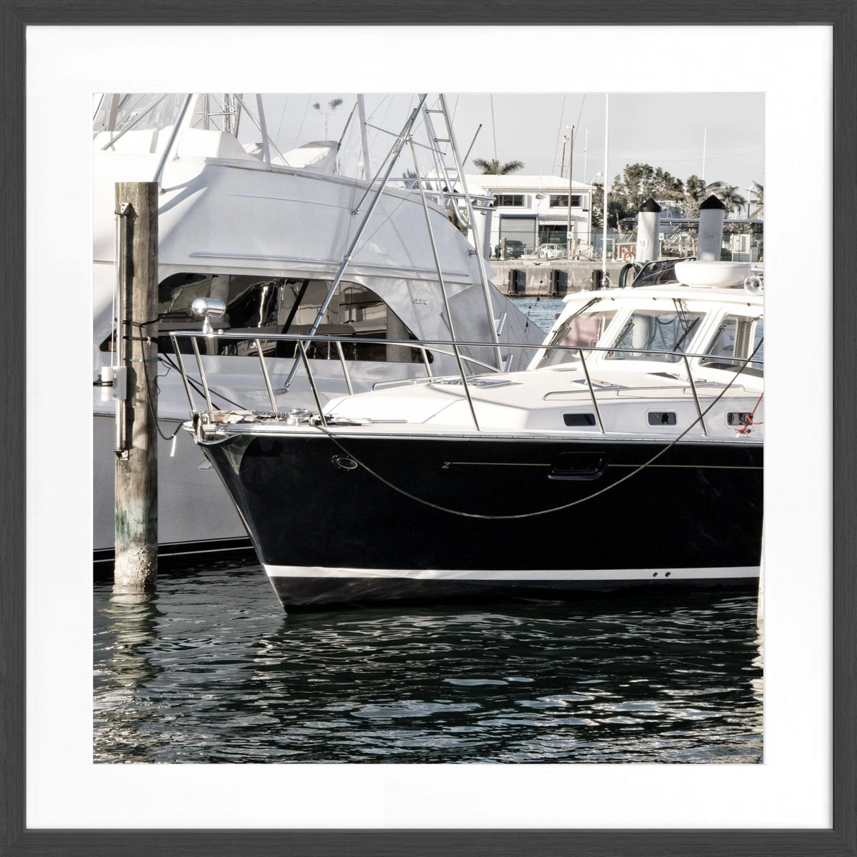 Schwarz-weiß Poster mit Rahmen von Cosman-Photocollection, Motiv eines Bootes in Florida Key West, quadratisch 55x55 cm