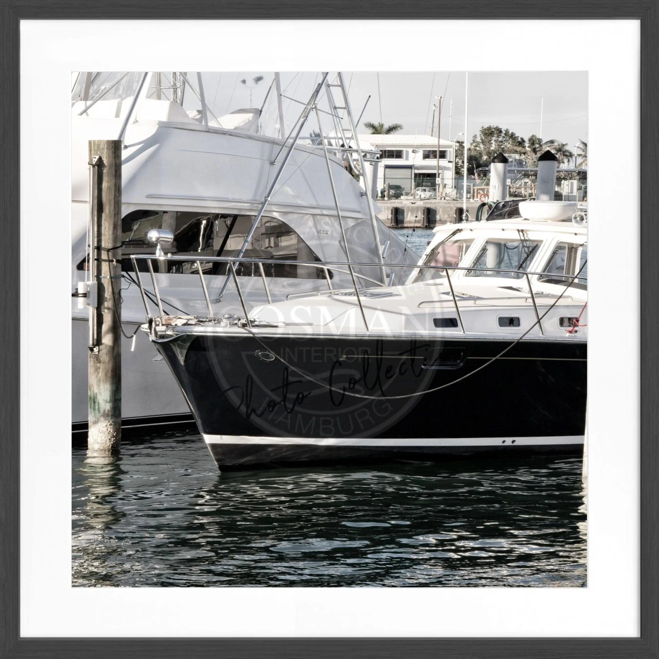 Schwarz-weiß Poster mit Rahmen von Cosman-Photocollection, Motiv eines Bootes in Florida Key West, quadratisch 55x55 cm