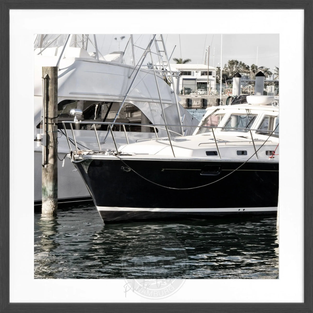 Schwarz-weiß Poster mit Rahmen von Cosman-Photocollection, Motiv eines Bootes in Florida Key West, quadratisch 55x55 cm