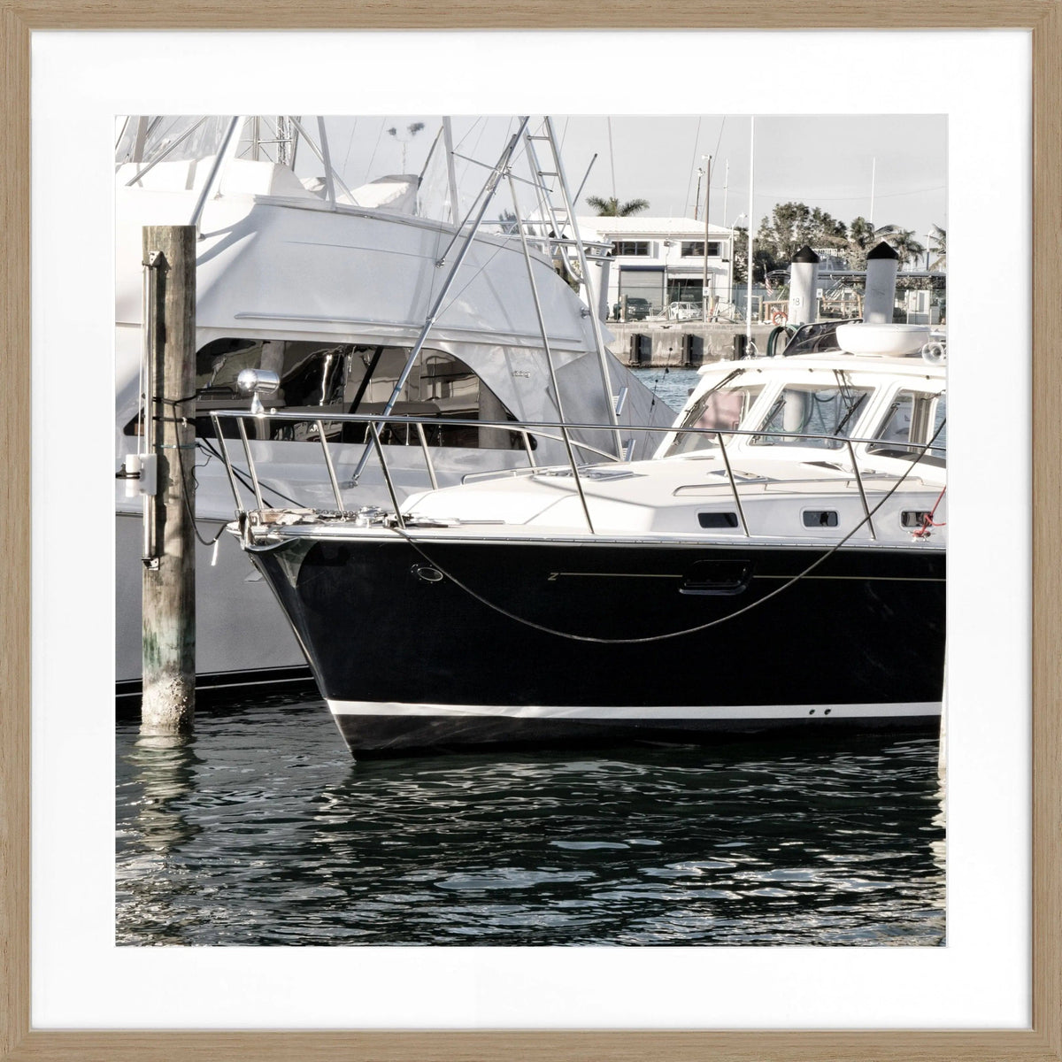 Schwarz-weiß Poster mit Rahmen von Cosman-Photocollection, Motiv eines Bootes in Florida Key West, quadratisch 55x55cm