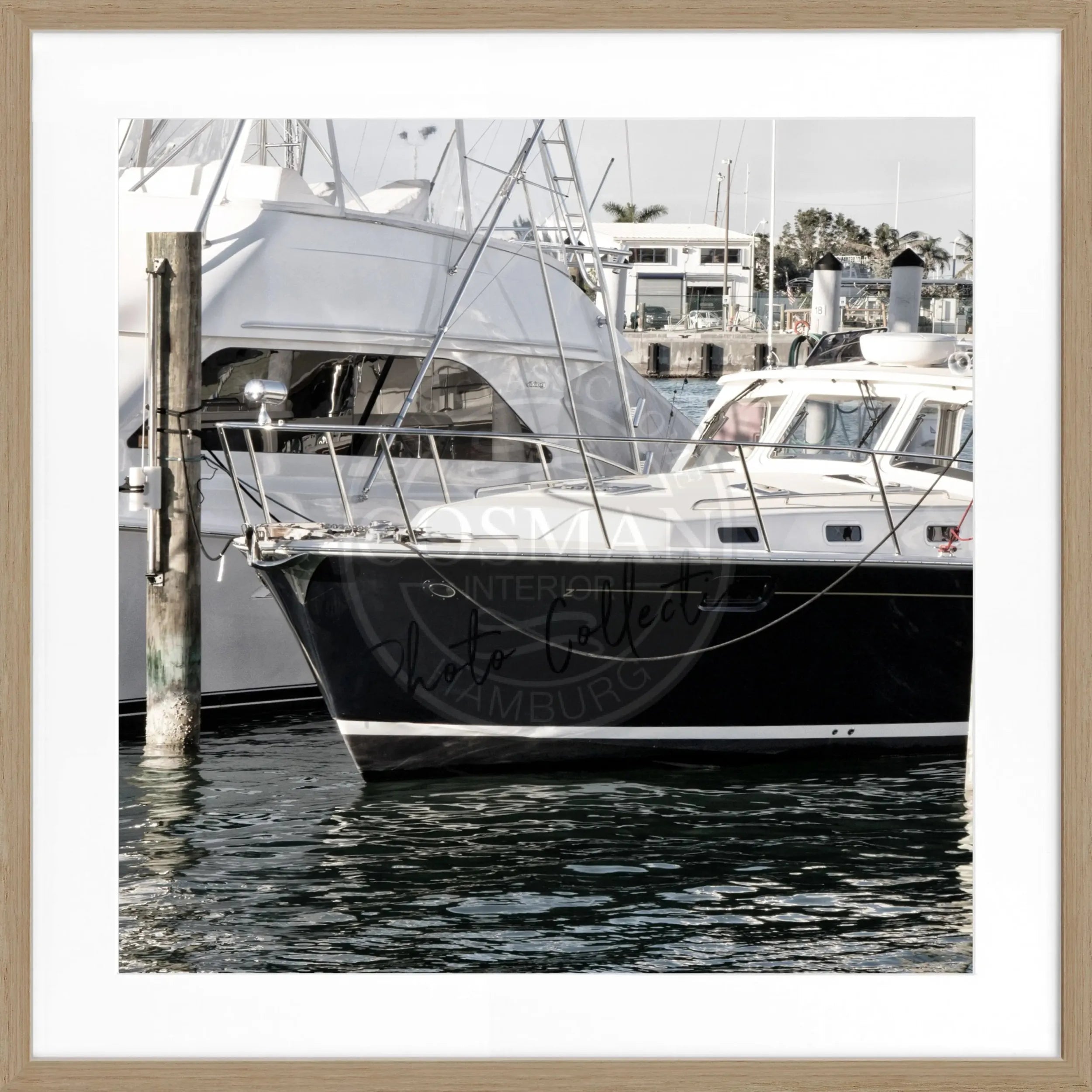 Schwarz-weiß Poster mit Rahmen von Cosman-Photocollection, Motiv eines Bootes in Florida Key West, quadratisch 55x55cm