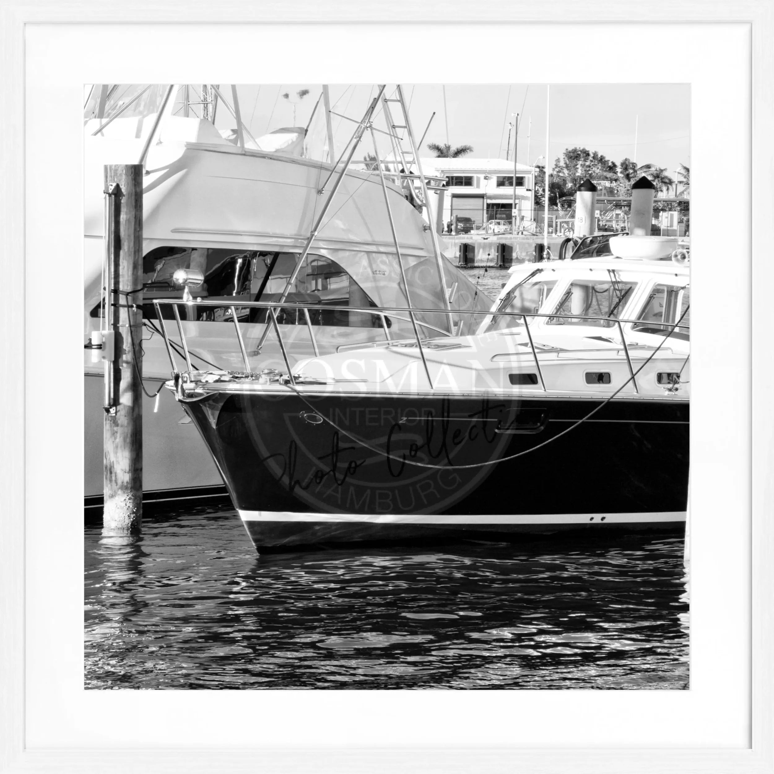 Schwarz-weiß Poster mit Rahmen von Cosman-Photocollection, Motiv eines Bootes in Florida Key West, quadratisch 55x55 cm.