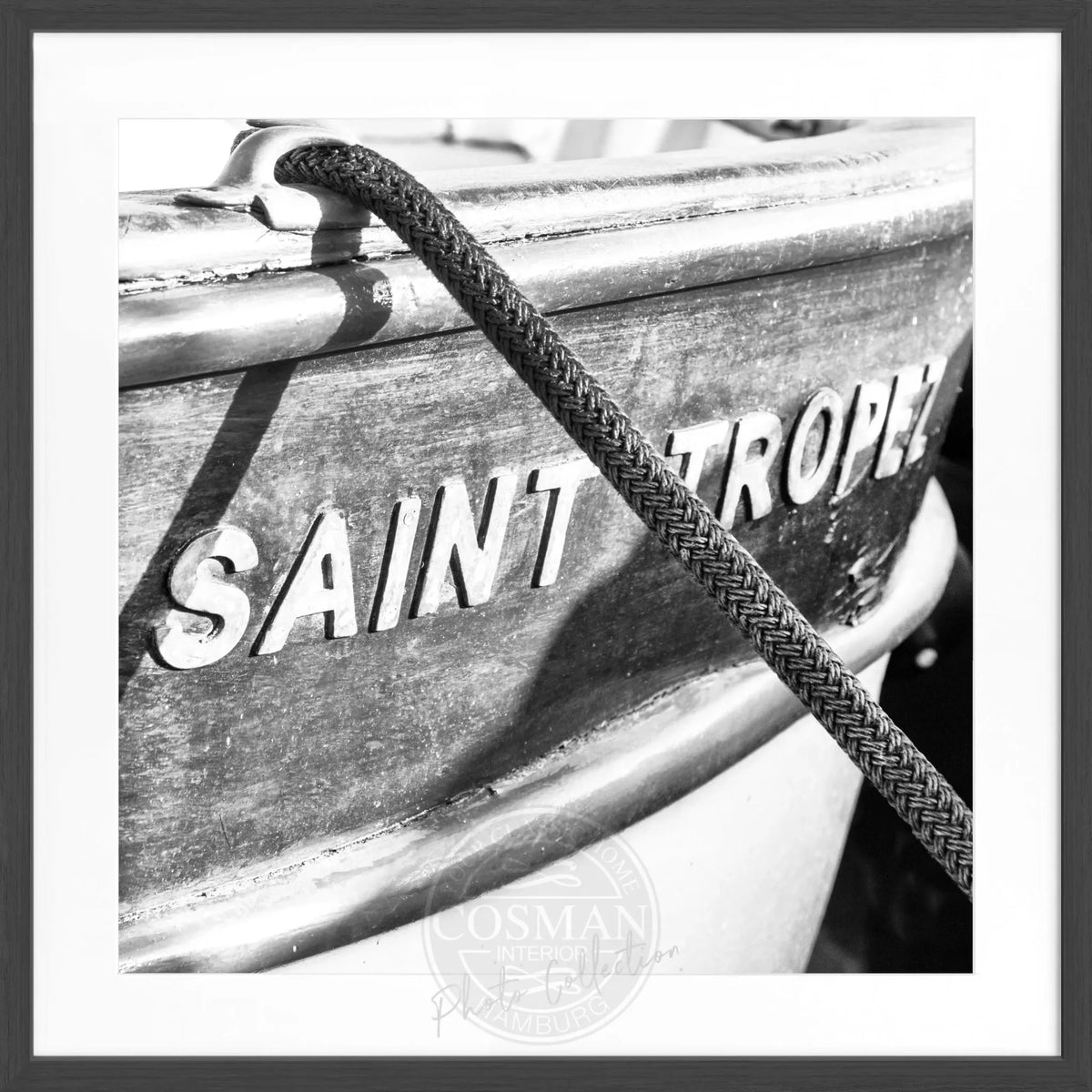 Schwarz-Weiß Poster mit Rahmen ‘Boot’ Saint Tropez von Cosman-Photocollection, quadratisch 55x55cm, maritime Dekoration