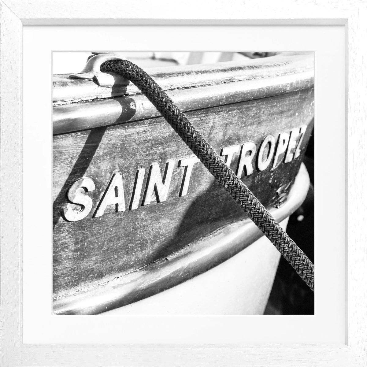 Schwarz-weiß Poster mit Rahmen von Cosman-Photocollection, Motiv eines Bootes in Saint Tropez, quadratisch 55x55cm