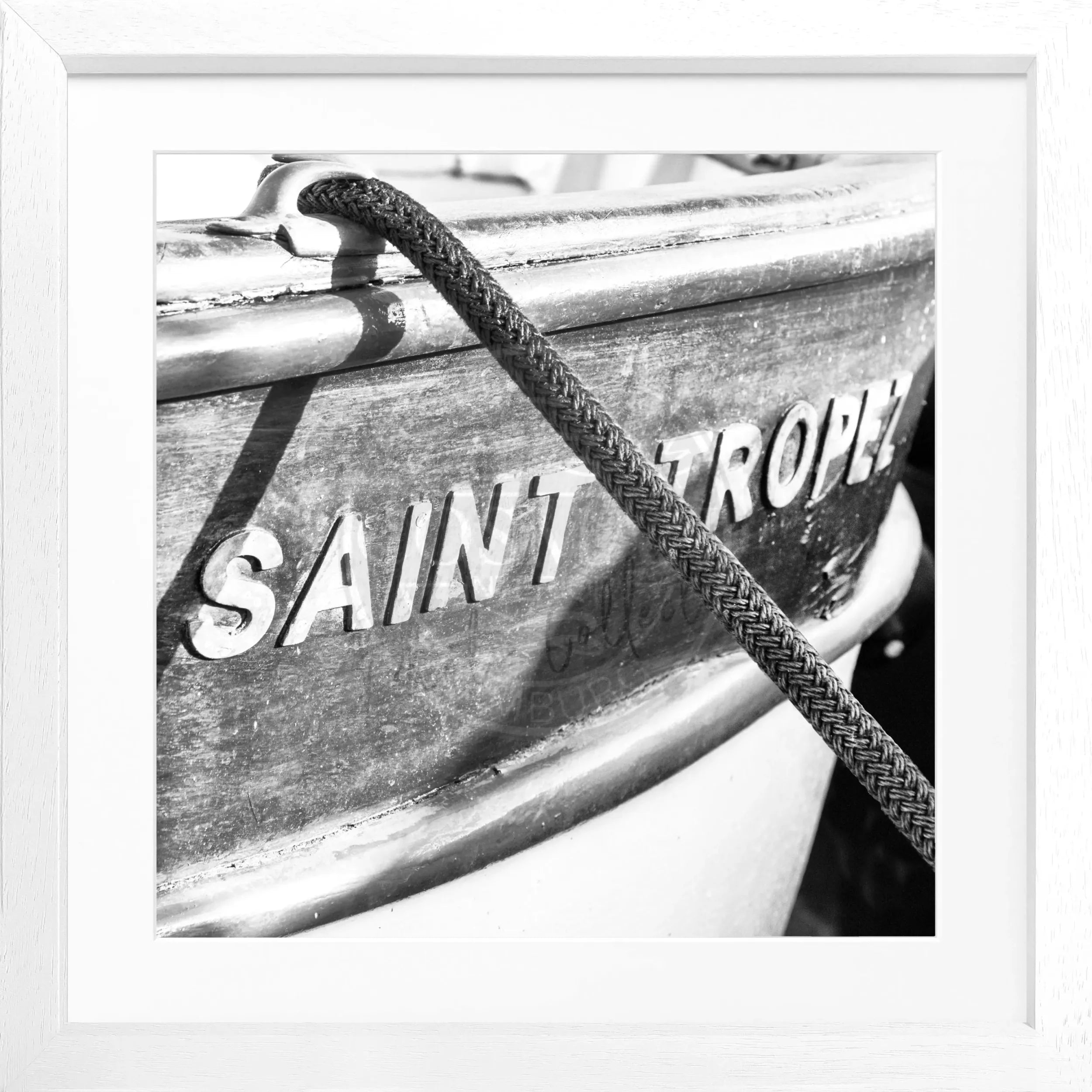 Schwarz-weiß Poster mit Rahmen von Cosman-Photocollection, Motiv eines Bootes in Saint Tropez, quadratisch 55x55cm