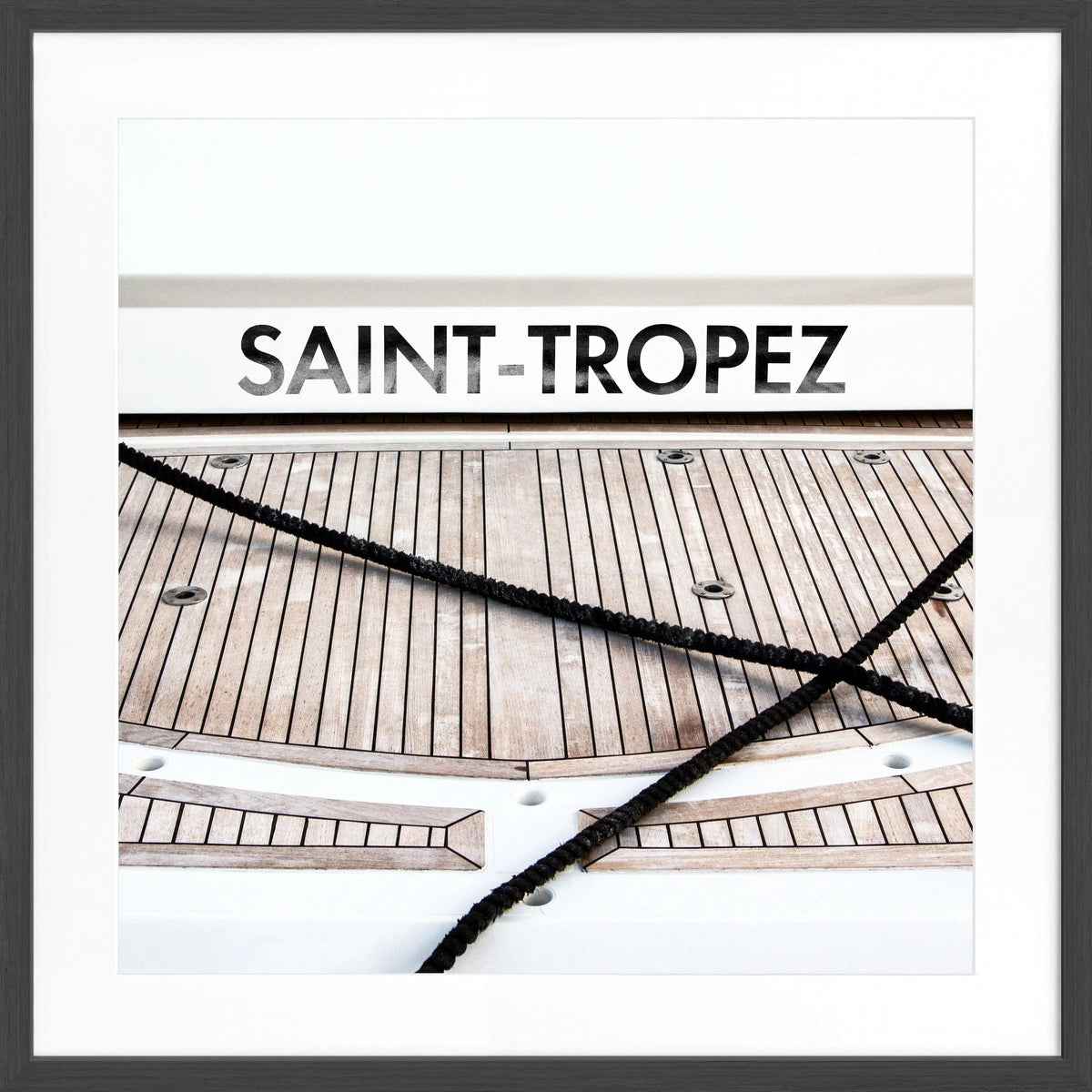 Schwarz-weiß Poster mit Rahmen, Motiv eines Bootes in Saint Tropez, von Cosman-Photocollection, quadratisch 55x55cm.