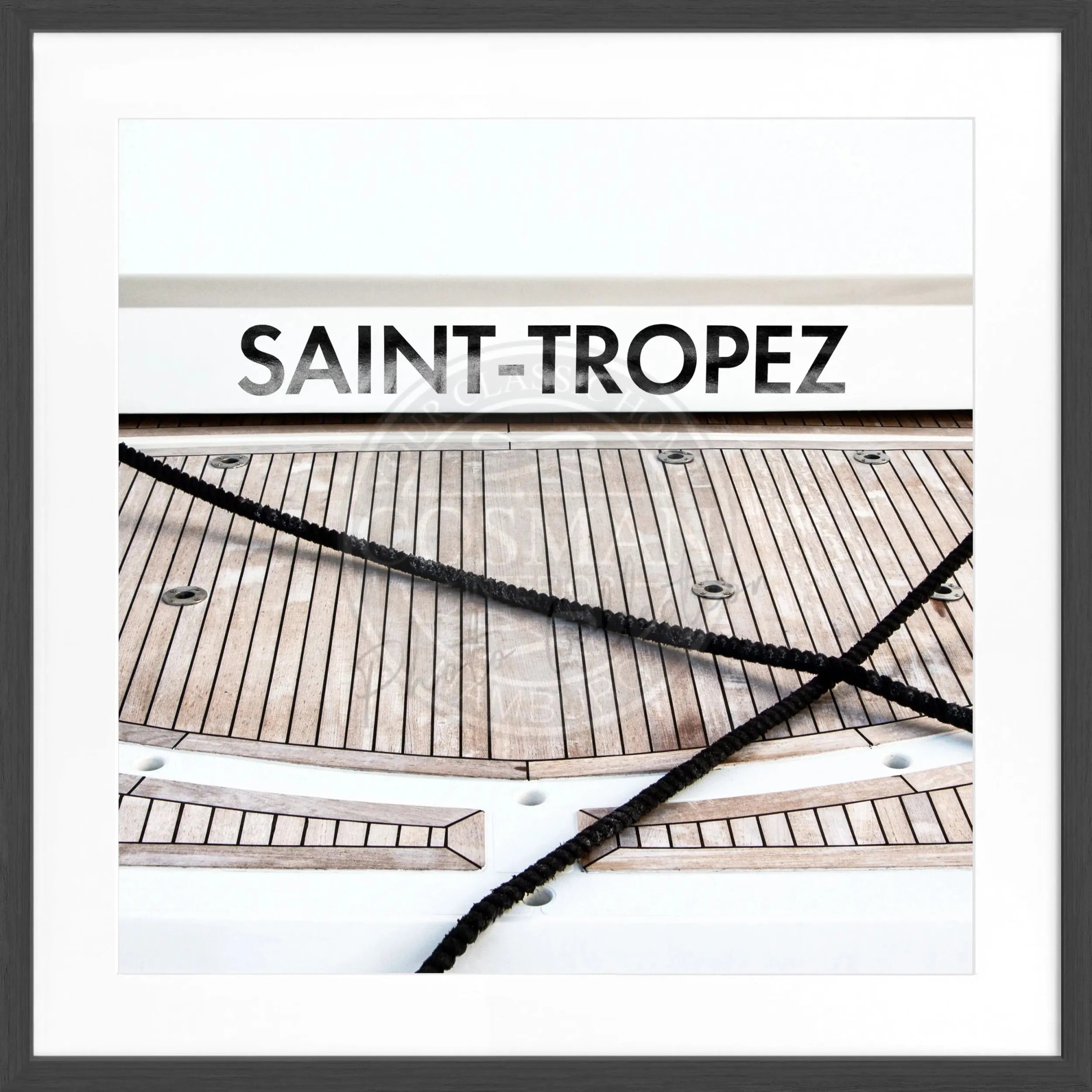 Schwarz-weiß Poster mit Rahmen, Motiv eines Bootes in Saint Tropez, von Cosman-Photocollection, quadratisch 55x55cm.