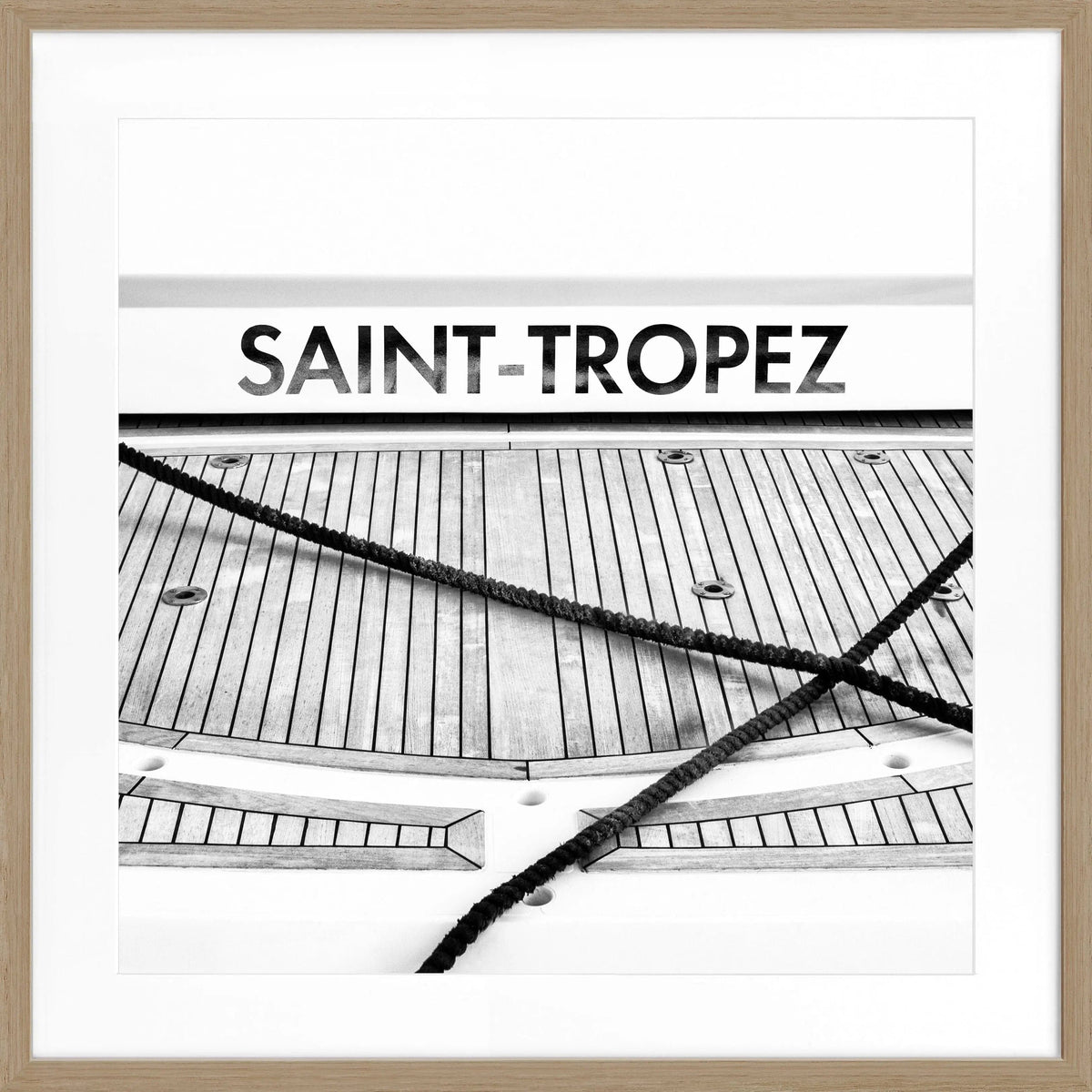 Schwarz-weiß Poster mit Rahmen von Cosman-Photocollection, Motiv eines Bootes in Saint Tropez, quadratisch 55x55cm