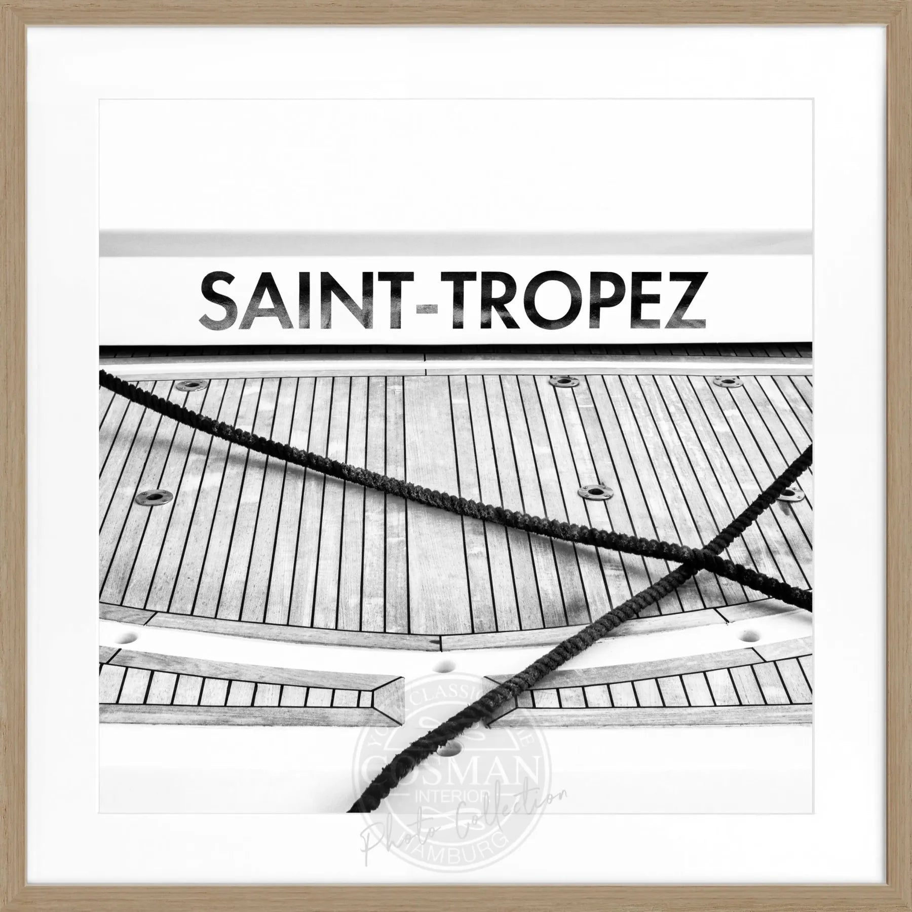 Schwarz-weiß Poster mit Rahmen von Cosman-Photocollection, Motiv eines Bootes in Saint Tropez, quadratisch 55x55cm