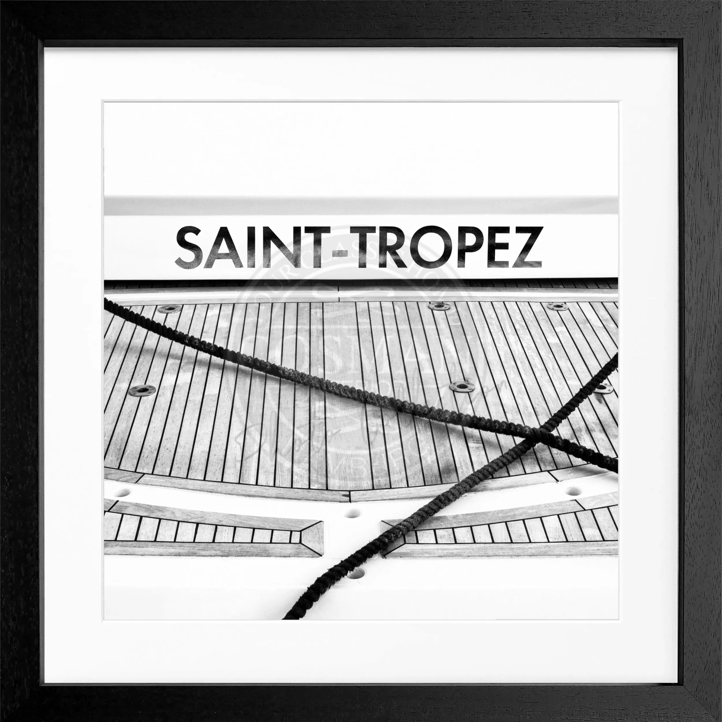 Schwarz-weiß Poster mit Rahmen ’Boot’ Saint Tropez von Cosman-Photocollection, quadratisch 55x55cm, maritimes Motiv