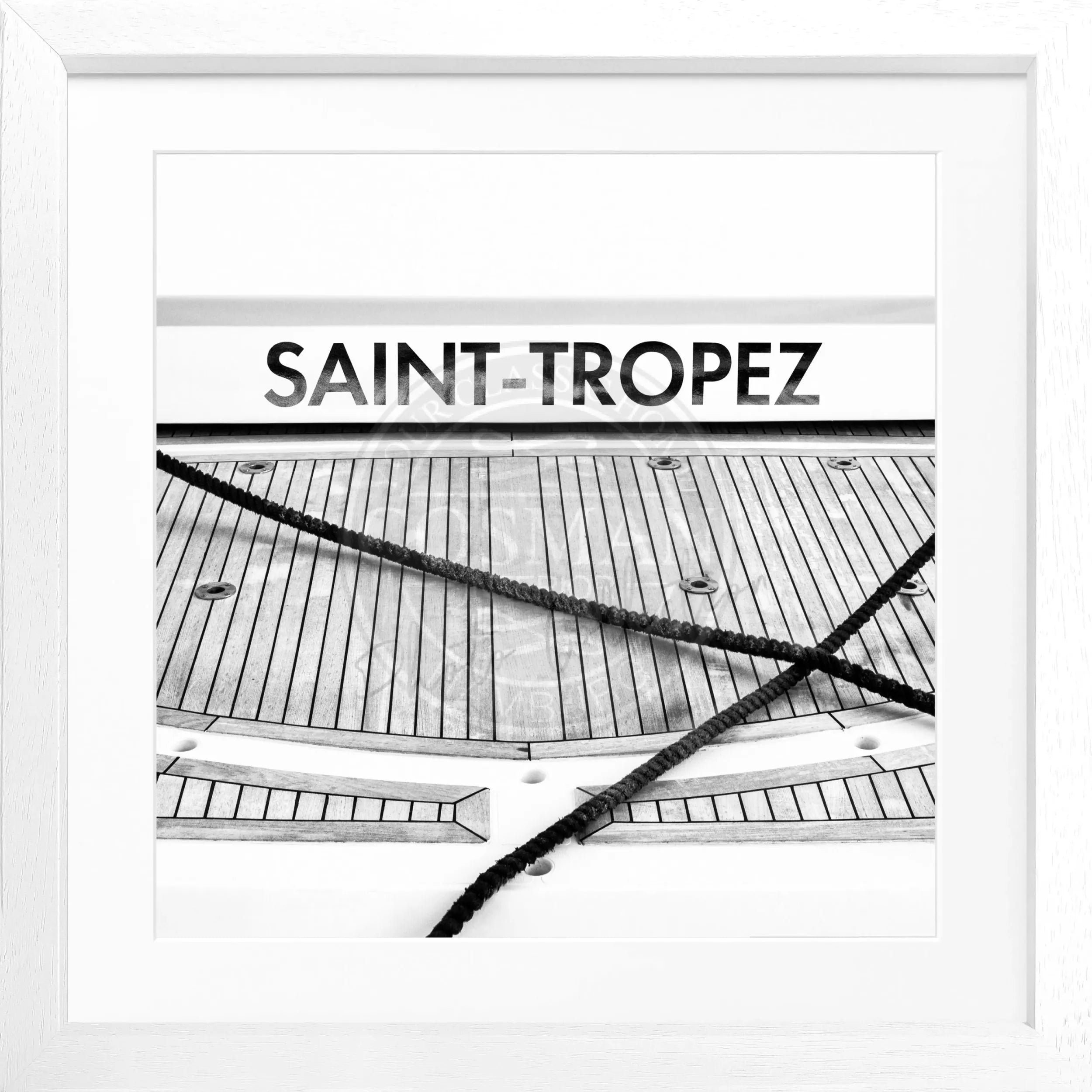 Schwarz-weiß Poster mit Rahmen 'Boot' Saint Tropez von Cosman-Photocollection, quadratisch, 55x55 cm, maritime Fotokunst
