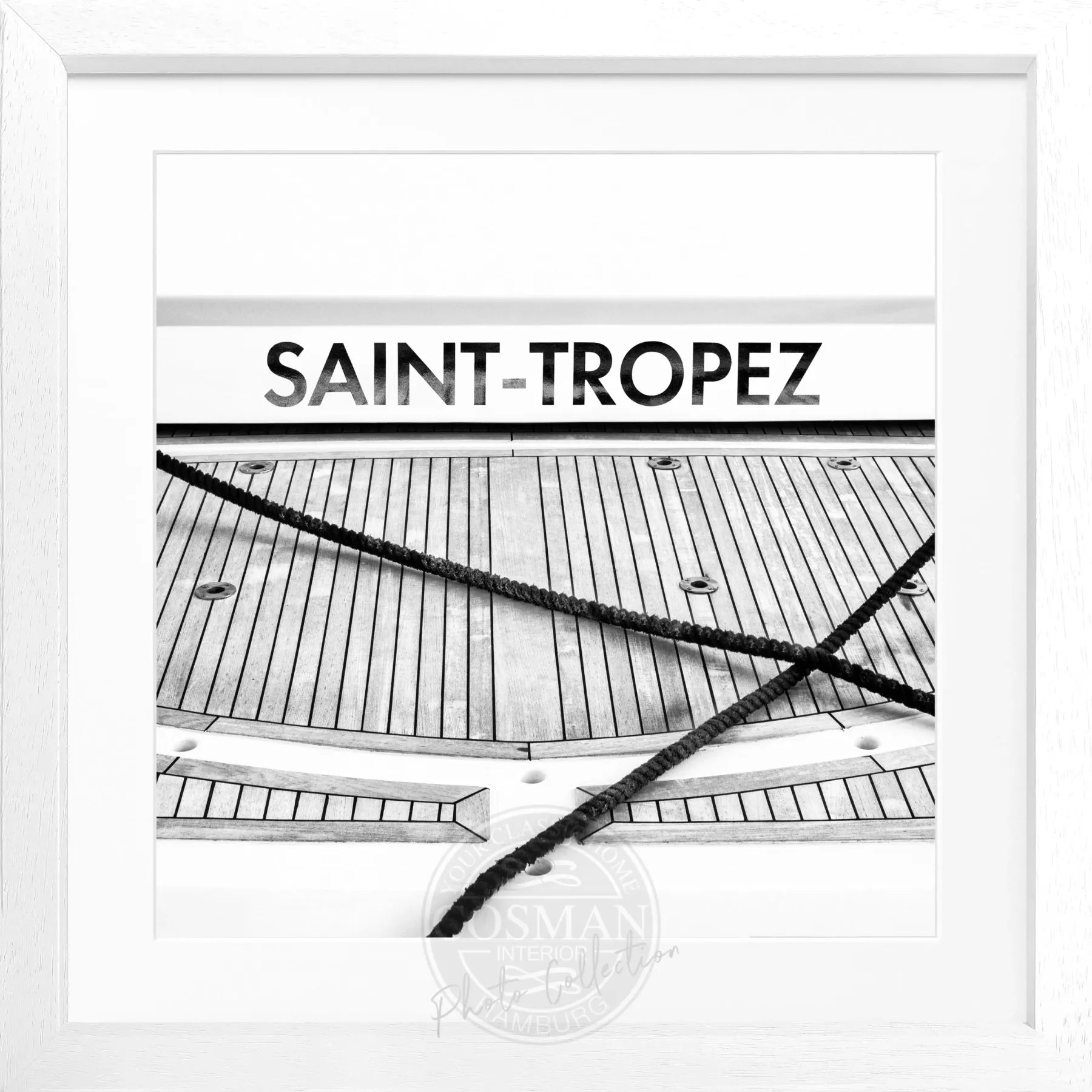 Schwarz-weiß Poster mit Rahmen 'Boot' Saint Tropez von Cosman-Photocollection, quadratisch, 55x55 cm, maritime Fotokunst