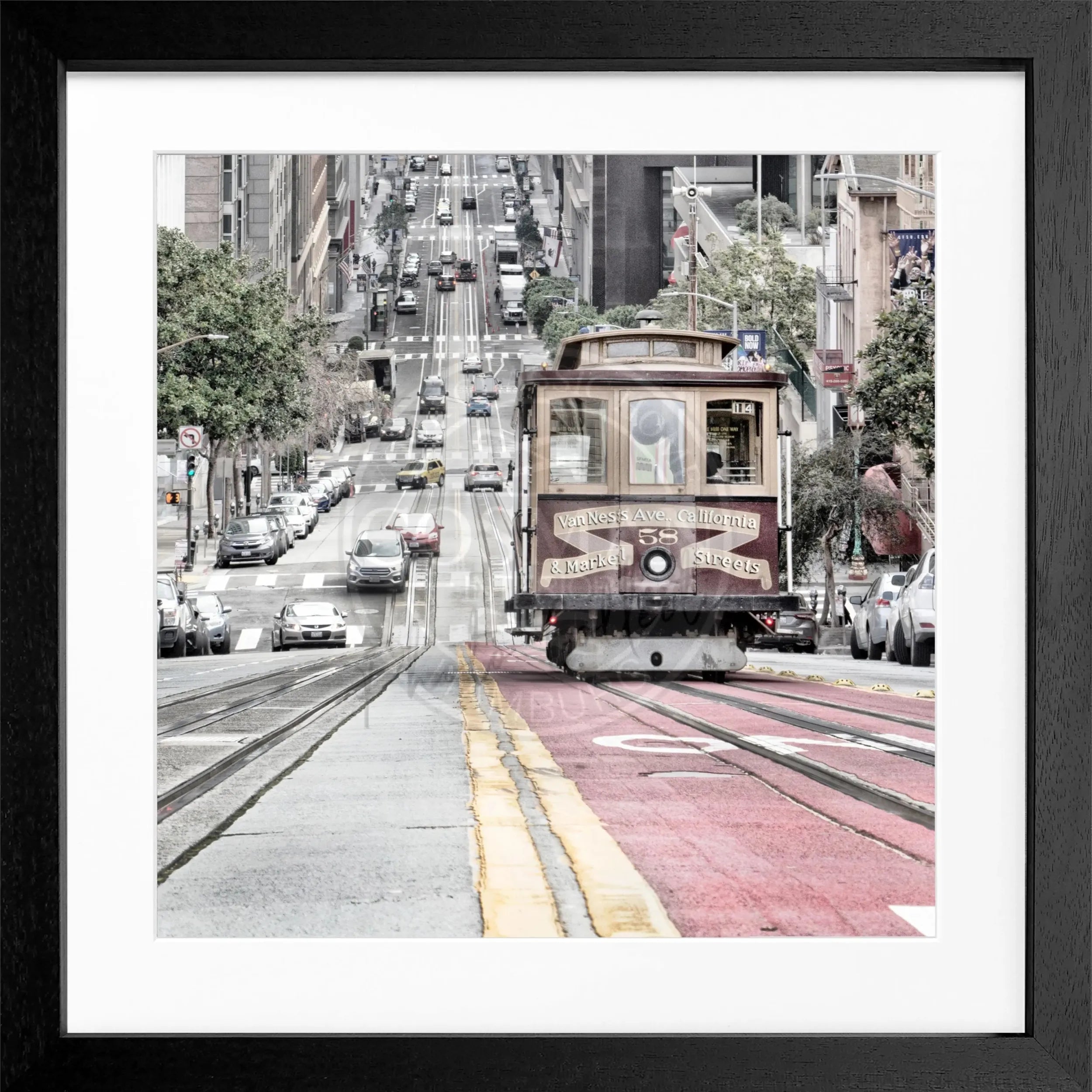 Schwarz-weiß Poster mit Rahmen von Cosman-Photocollection, zeigt Cable Cars in San Francisco, quadratisches 55x55 cm Wandbild.