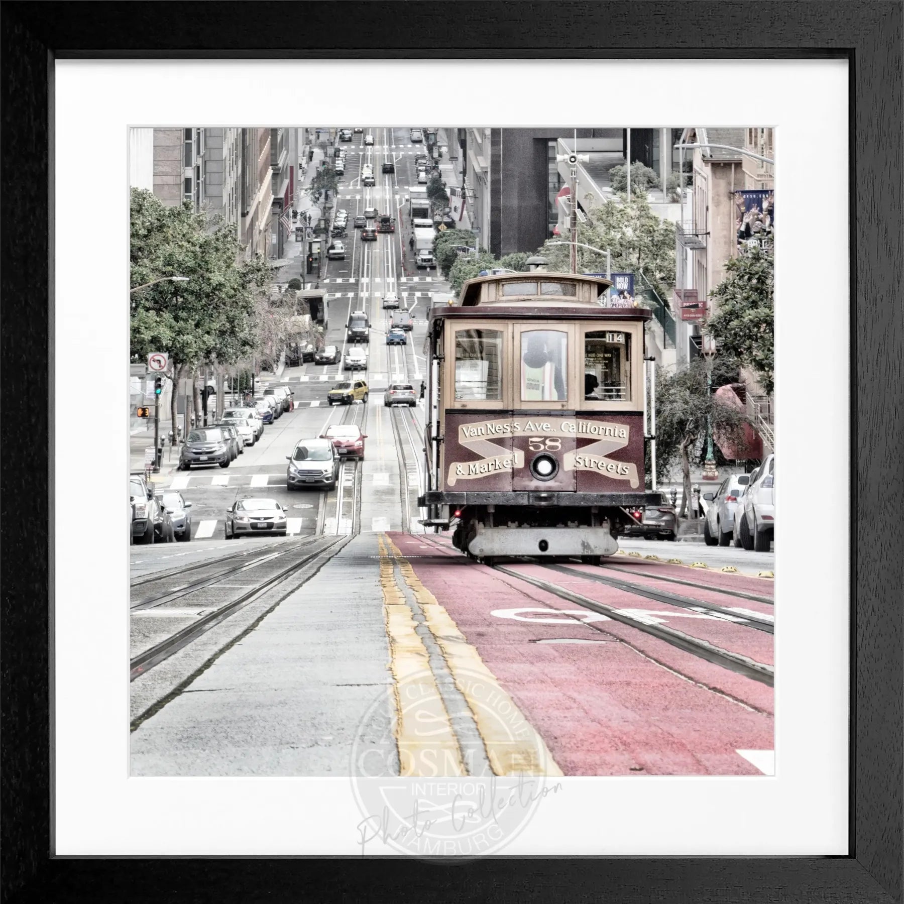 Schwarz-weiß Poster mit Rahmen von Cosman-Photocollection, zeigt Cable Cars in San Francisco, quadratisches 55x55 cm Wandbild.