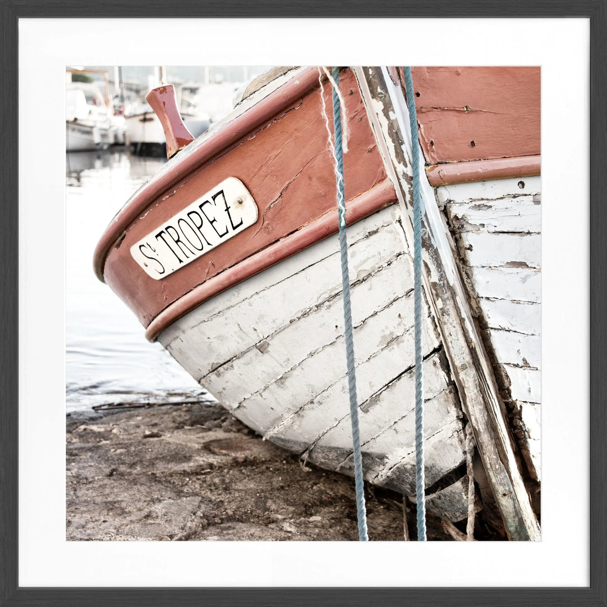 Schwarz-weiß Poster mit Rahmen ’Fischerboot’ Saint Tropez von Cosman-Photocollection, quadratisch, 55x55 cm, maritimes Motiv