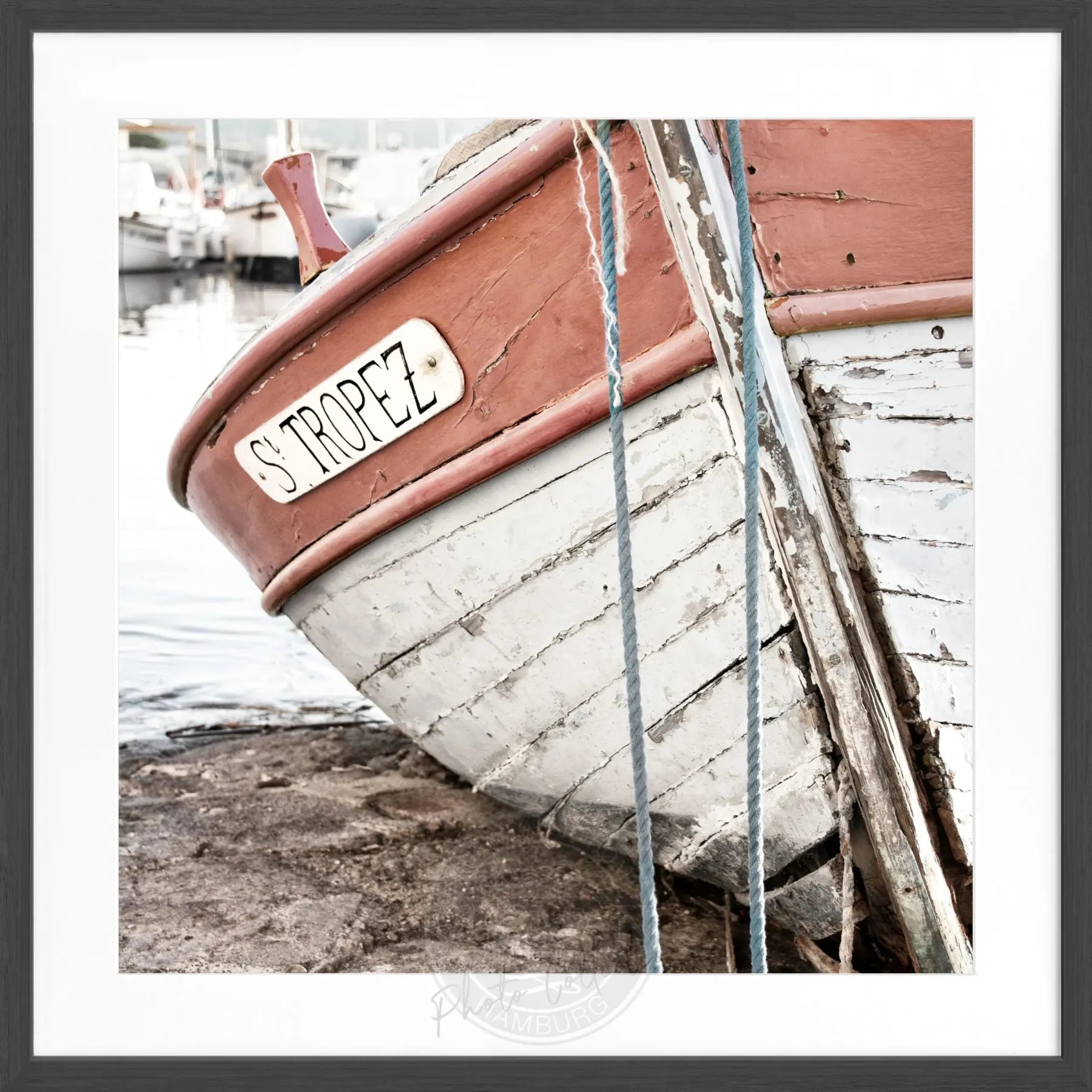 Schwarz-weiß Poster mit Rahmen ’Fischerboot’ Saint Tropez von Cosman-Photocollection, quadratisch, 55x55 cm, maritimes Motiv