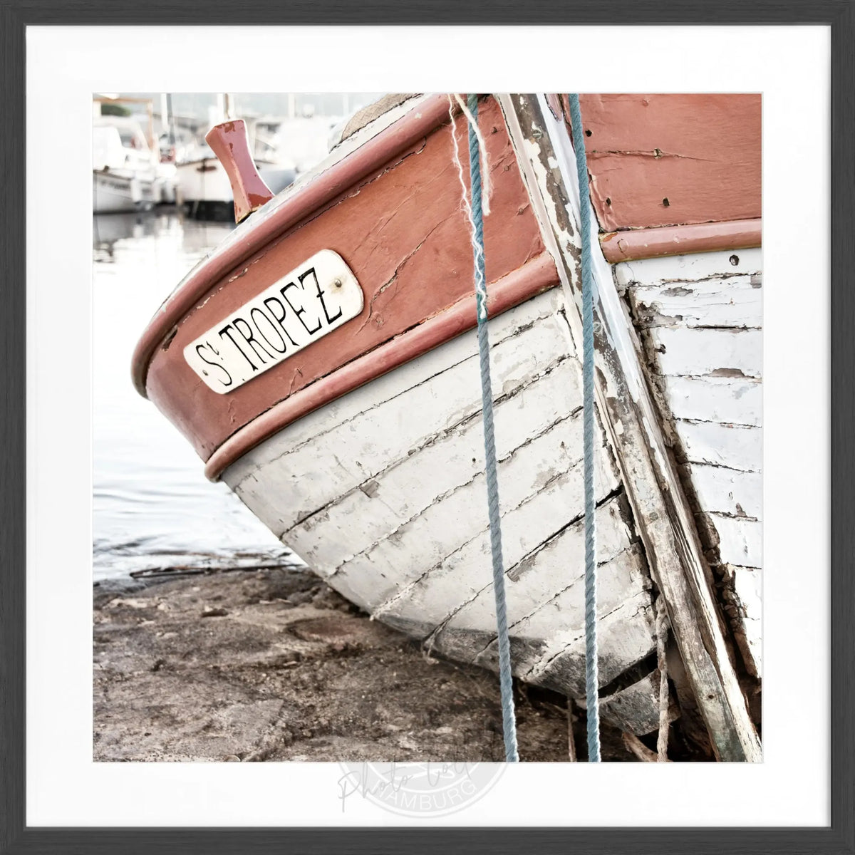 Schwarz-weiß Poster mit Rahmen ’Fischerboot’ Saint Tropez von Cosman-Photocollection, quadratisch, 55x55 cm, maritimes Motiv