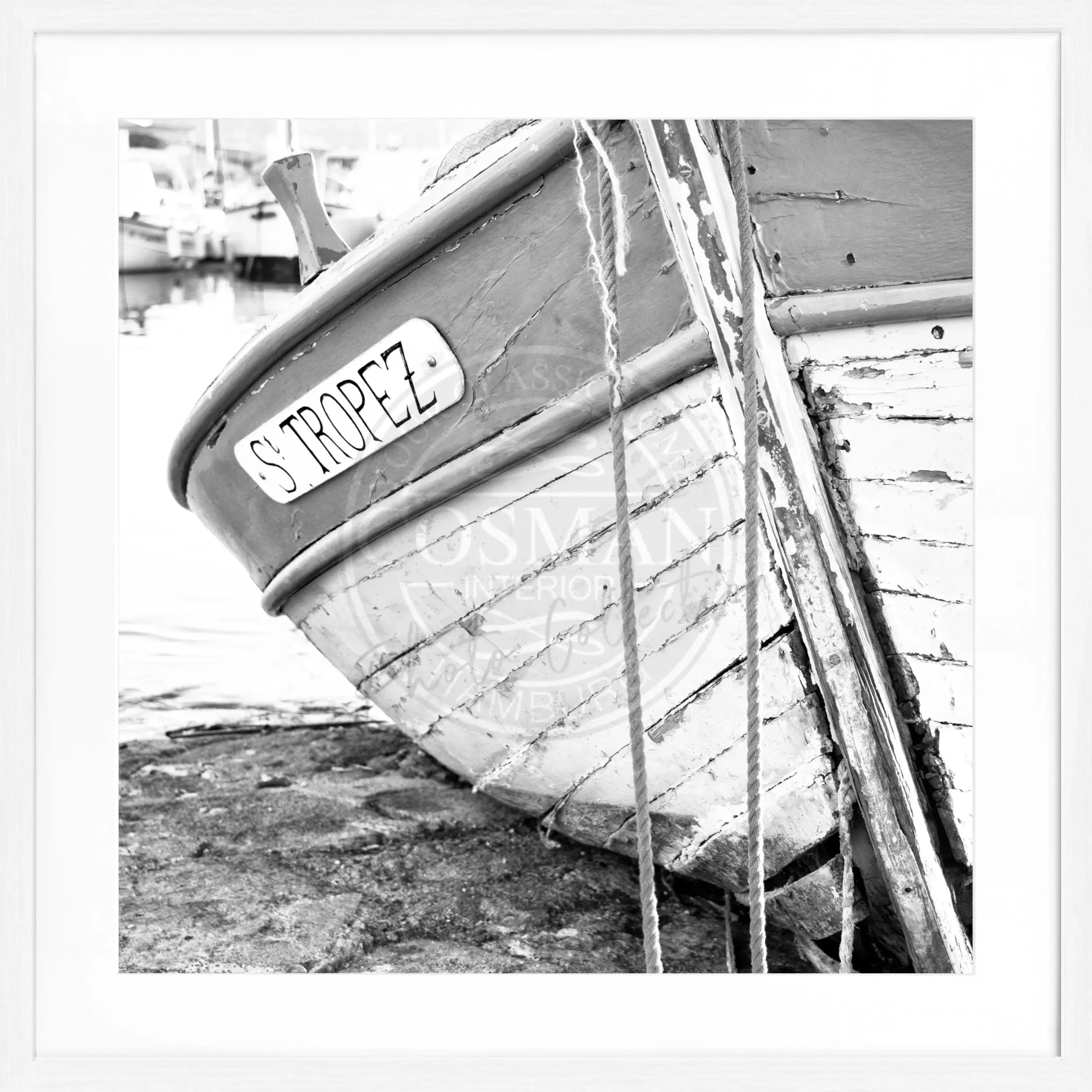 Schwarzweiß-Poster 'Fischerboot' mit Rahmen von Cosman-Photocollection, quadratisch 55x55cm, Motive aus Saint Tropez.