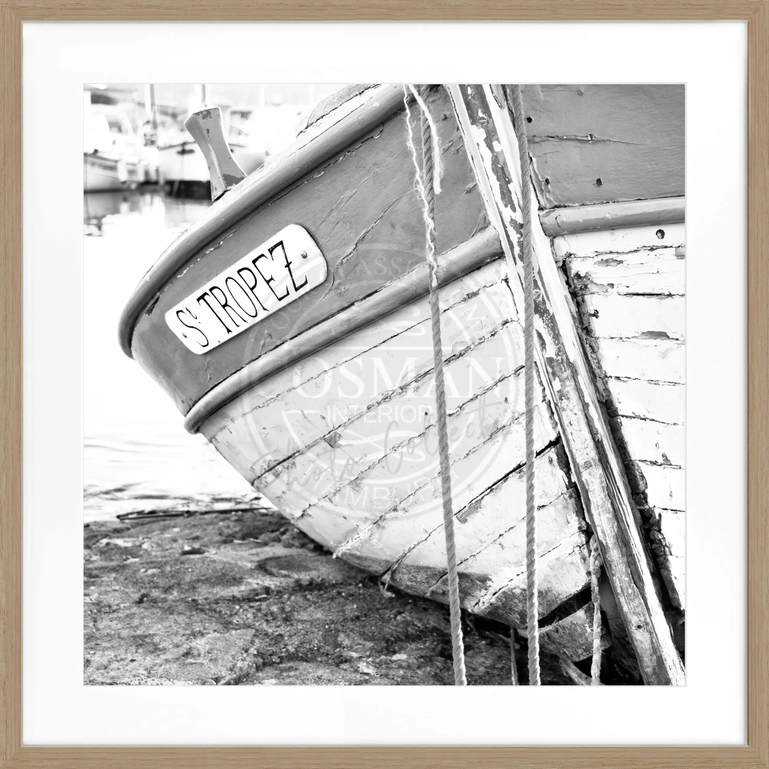 Schwarz-weiß Poster mit Rahmen von Cosman-Photocollection, Motiv eines Fischerboots in Saint Tropez, quadratisch 55x55cm