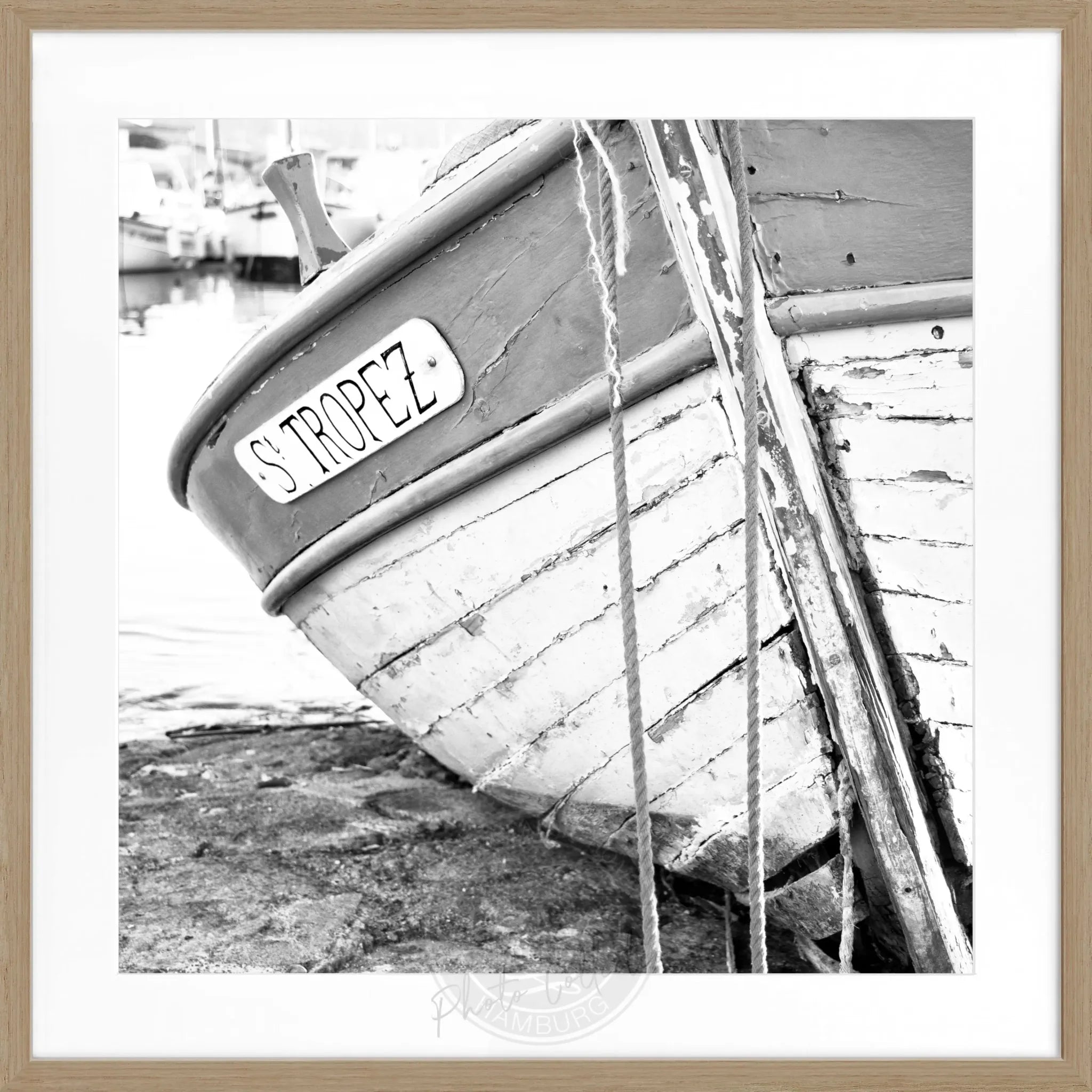 Schwarz-weiß Poster mit Rahmen von Cosman-Photocollection, Motiv eines Fischerboots in Saint Tropez, quadratisch 55x55cm