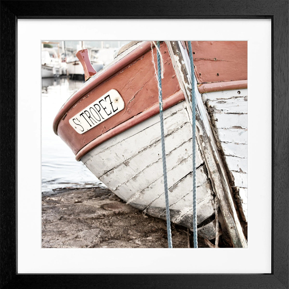 Schwarz-weiß Poster mit Rahmen: Fischerboot in Saint Tropez, quadratisch, 55x55cm, von Cosman-Photocollection.