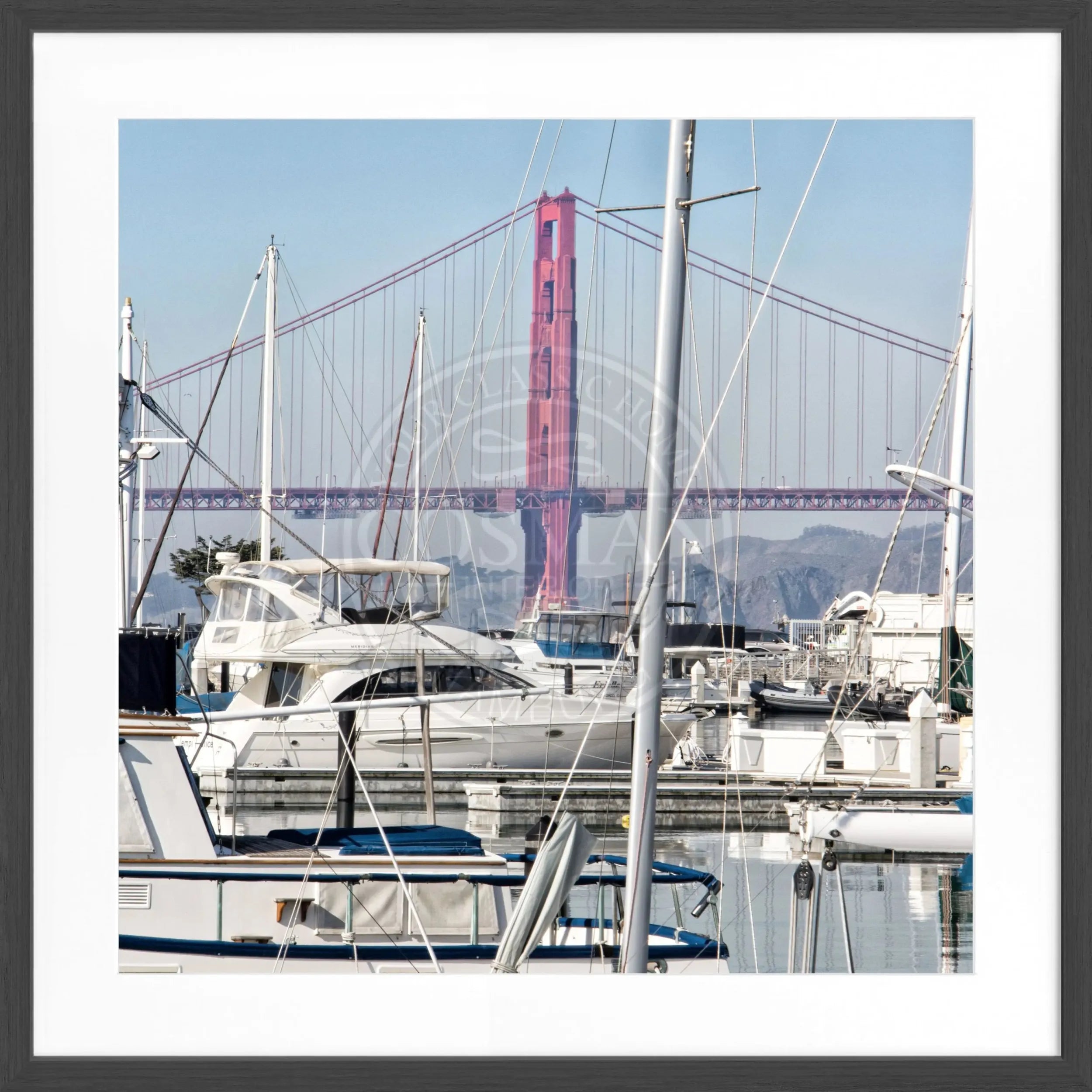 Schwarz-weiß Poster mit Rahmen von Cosman-Photocollection, Golden Gate Bridge in San Francisco, quadratisch, 55x55 cm.