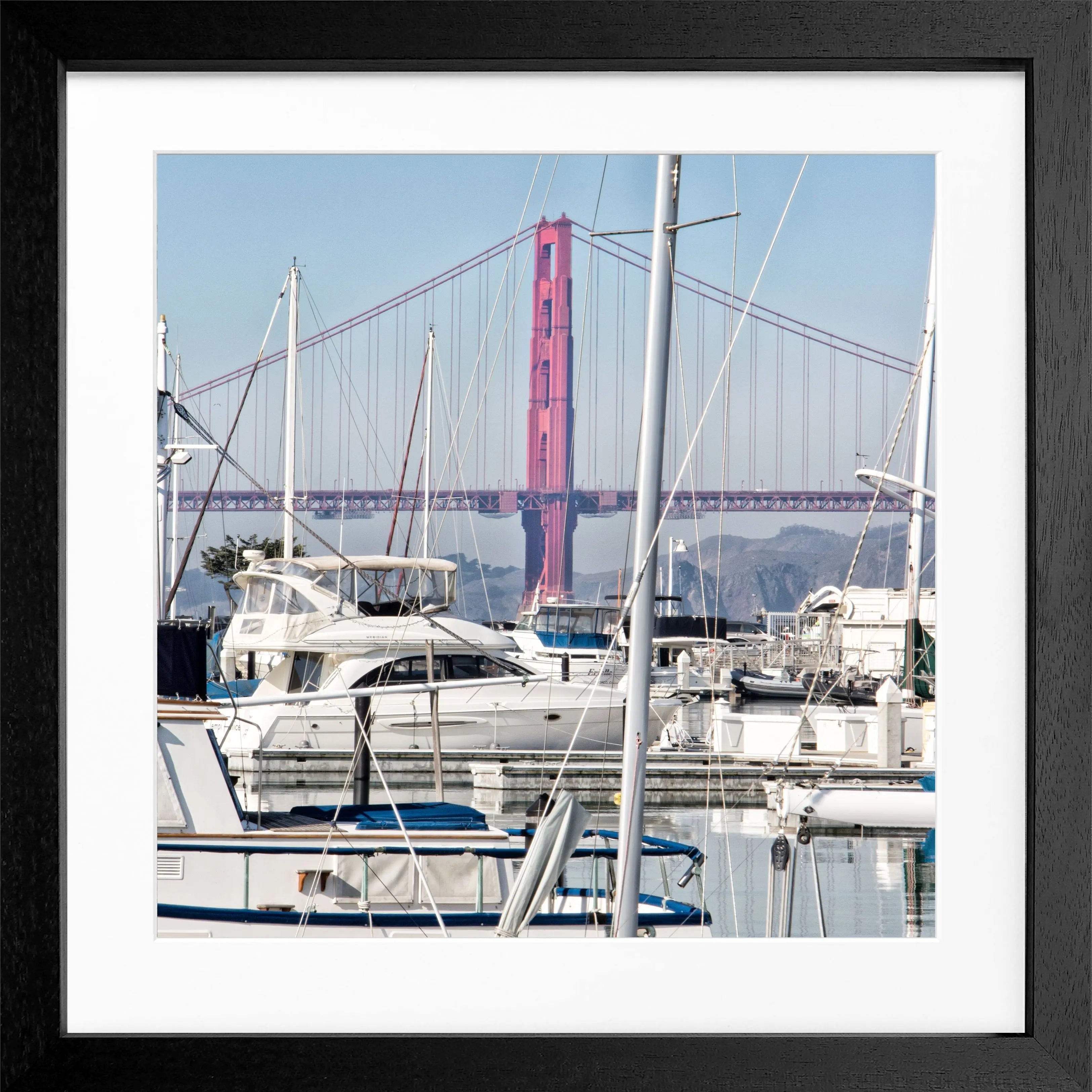 Schwarz-weiß Poster mit Rahmen von Cosman-Photocollection, Golden Gate Bridge in San Francisco, quadratisch, 55x55 cm.