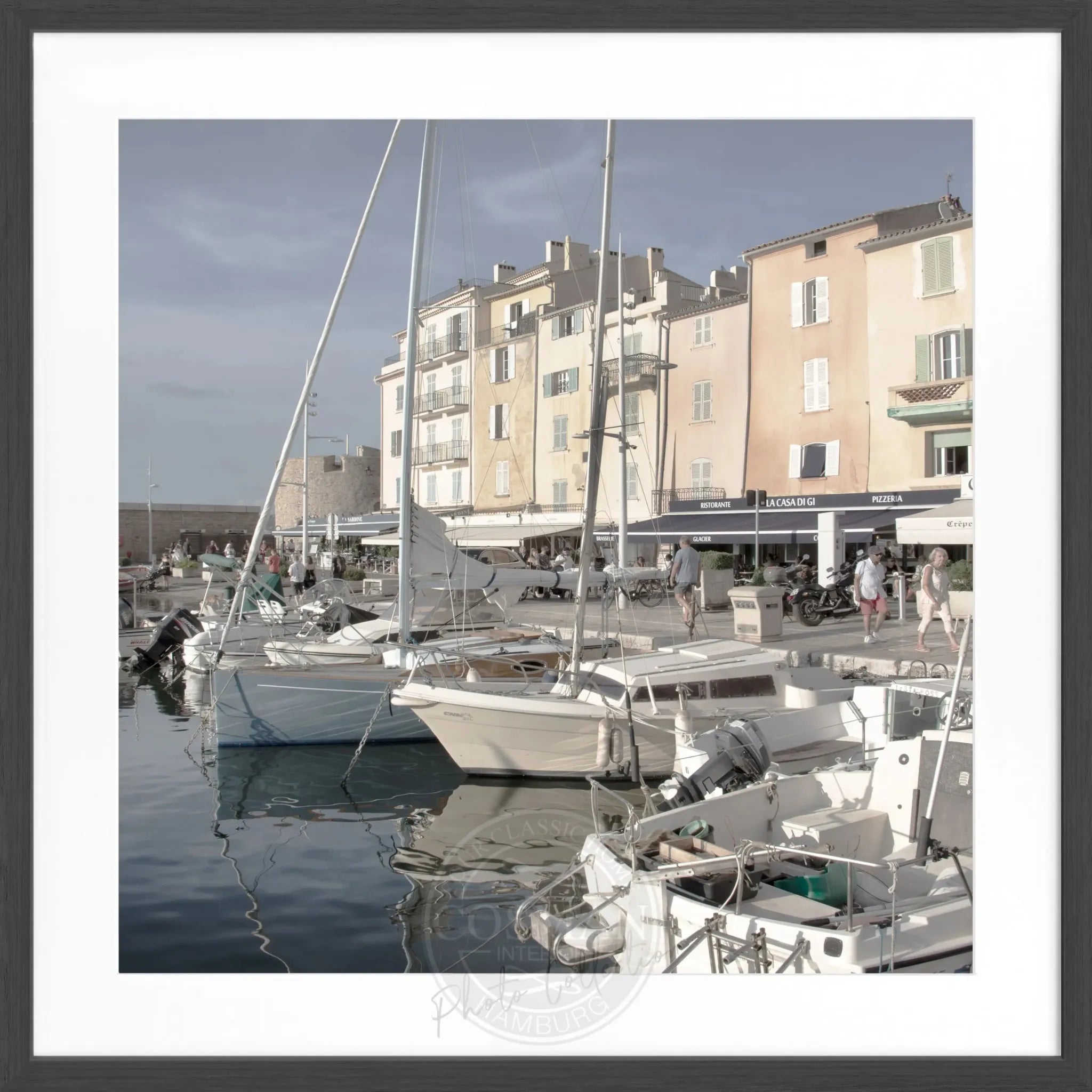 Schwarz-weiß Poster mit Rahmen, Hafen von Saint Tropez, Cosman-Photocollection, quadratisch 55x55cm, maritimes Stadtmotiv