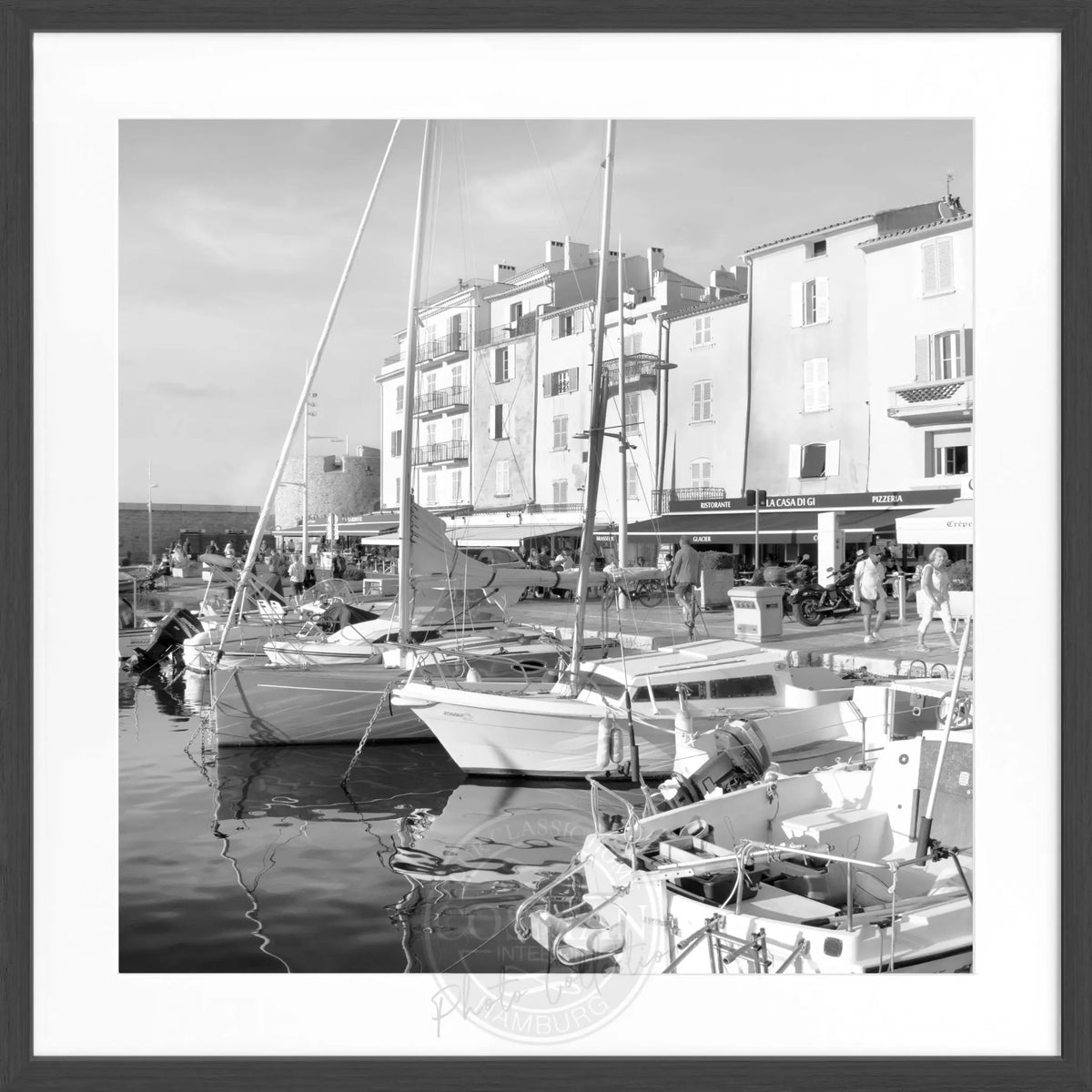 Schwarz-weiß Poster mit Rahmen 'Hafen' Saint Tropez, quadratisch, 55x55cm, von Cosman-Photocollection, maritime Stadtansicht