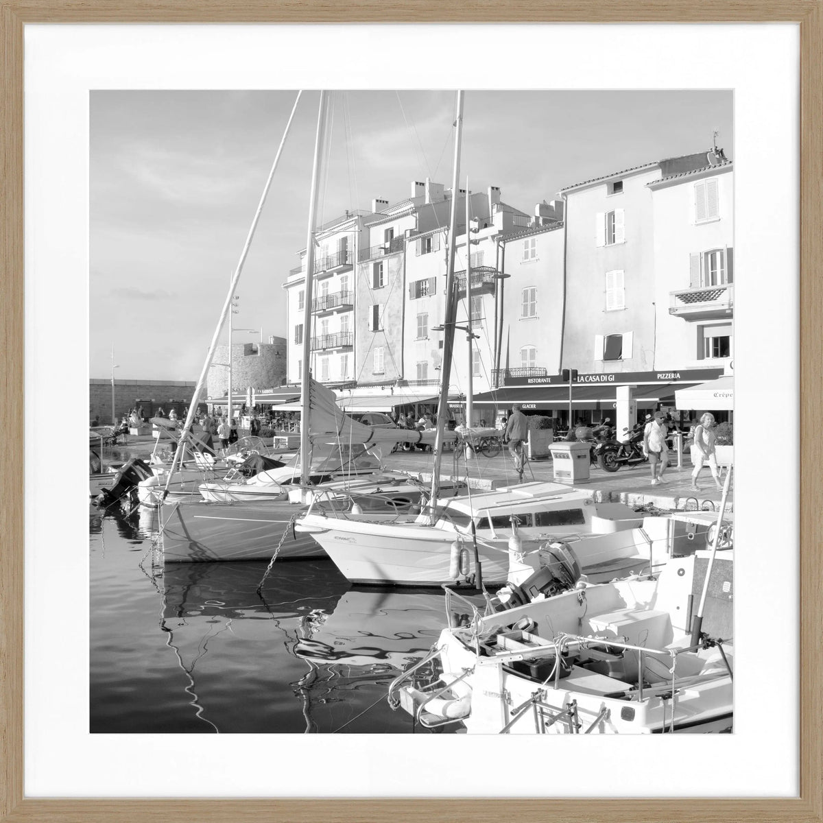 Schwarz-weiß Poster mit Rahmen von Cosman-Photocollection, Hafenmotiv Saint Tropez in quadratischem Format 55x55 cm