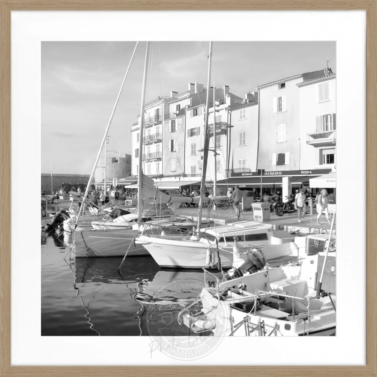 Schwarz-weiß Poster mit Rahmen von Cosman-Photocollection, Hafenmotiv Saint Tropez in quadratischem Format 55x55 cm