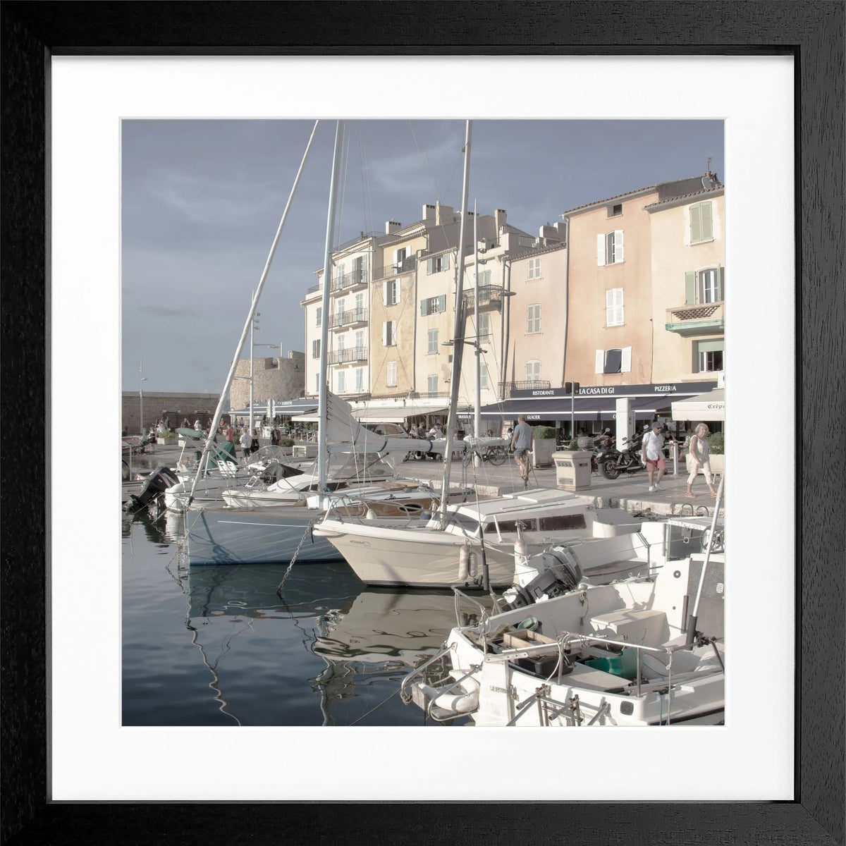 Schwarz-weiß Poster mit Rahmen von Cosman-Photocollection, Hafenansicht Saint Tropez, quadratisch 55x55 cm, stilvolles Wandbild