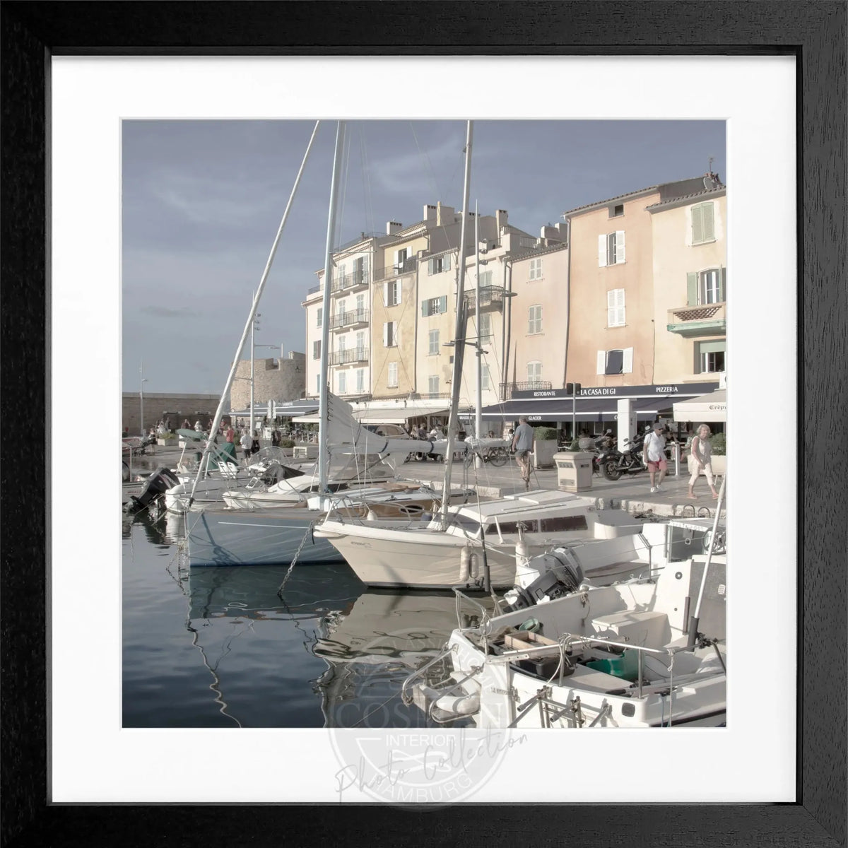 Schwarz-weiß Poster mit Rahmen von Cosman-Photocollection, Hafenansicht Saint Tropez, quadratisch 55x55 cm, stilvolles Wandbild