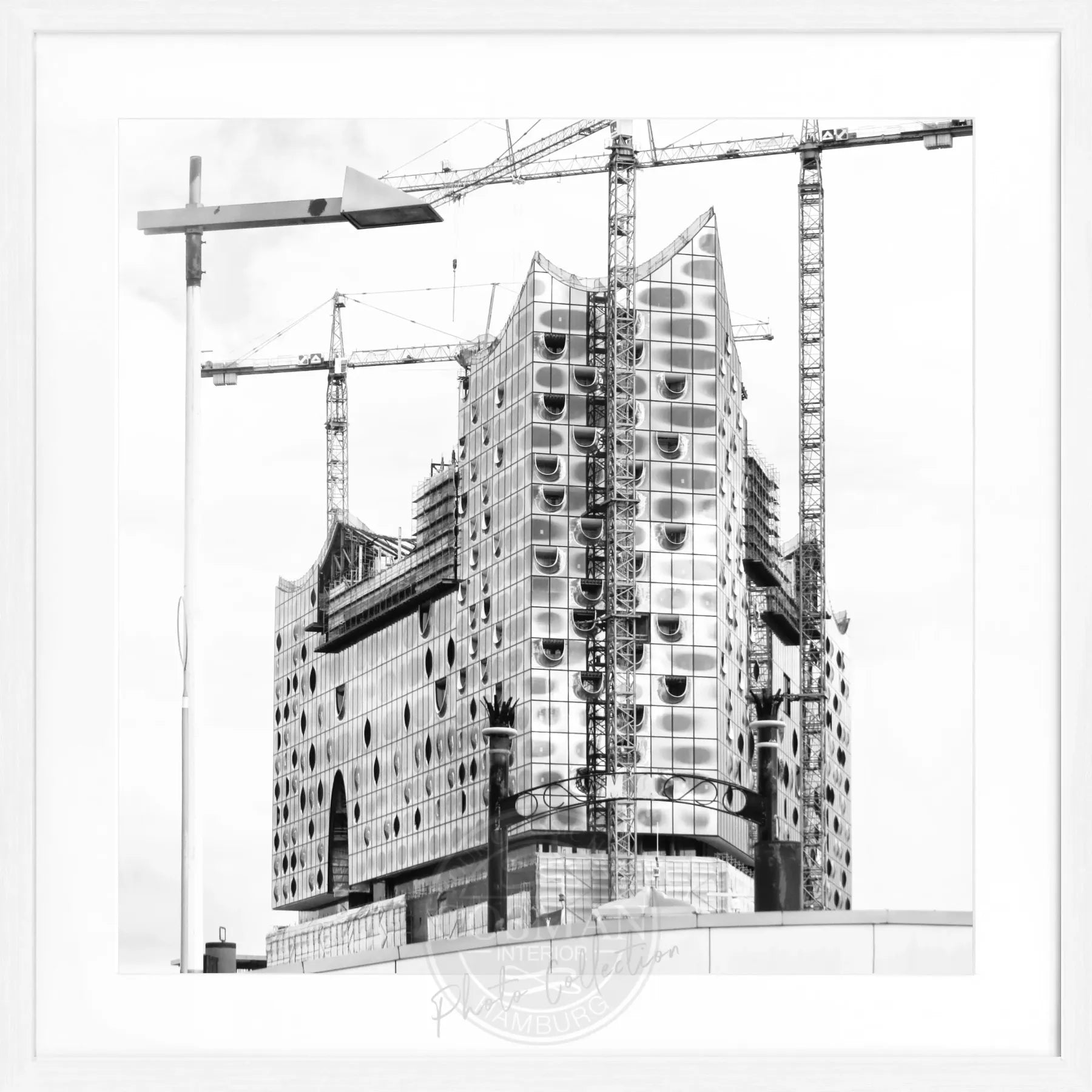 Schwarz-weiß Poster mit Rahmen von Hamburg Elphi, quadratisch 55x55cm, von Cosman-Photocollection, modernes Stadtbild.